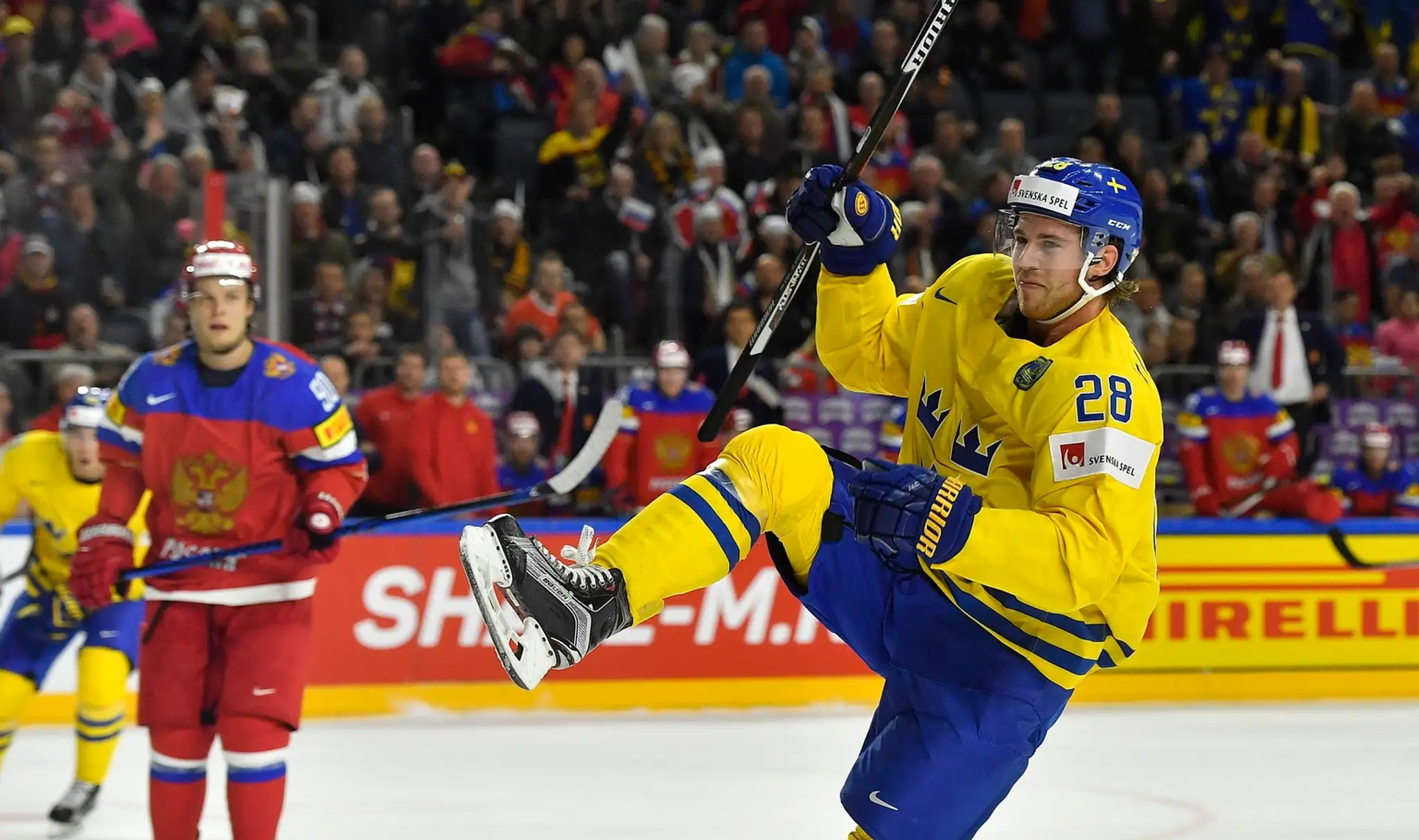 Švéd Elias Lindholm sa teší z gólu na MS 2017 proti Rusku.