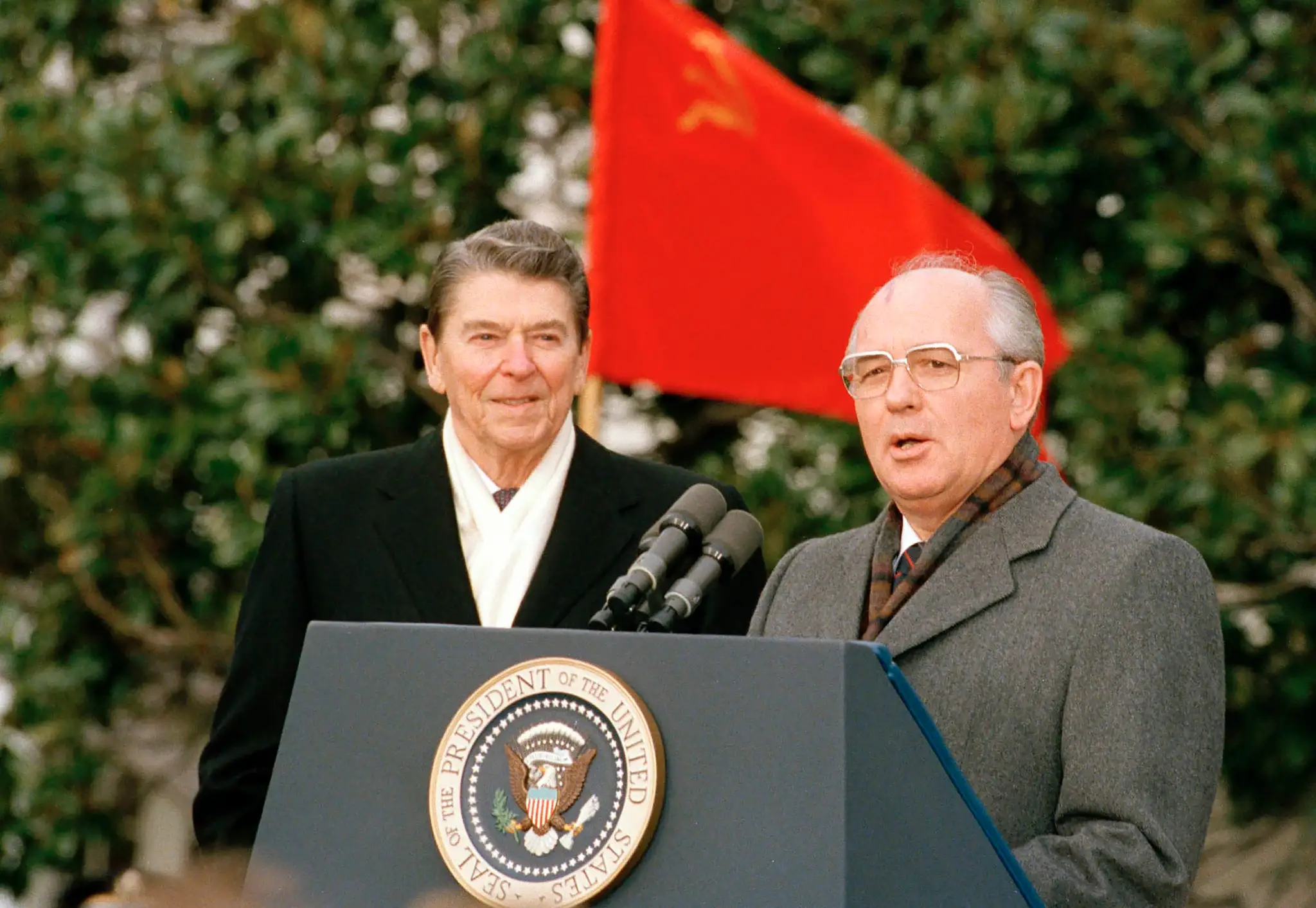 Zľava exprezident USA Ronald Reagan a Michail Gorbačov v roku 1987.