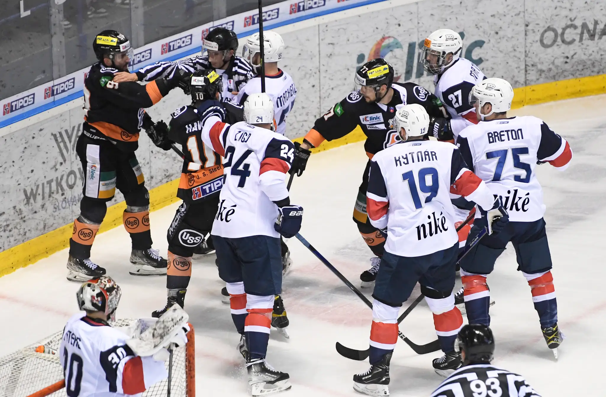 Na snímke šarvátka počas tretieho semifinálového zápasu Kaufland play off Tipos extraligy HC Košice - HC Slovan Bratislava.