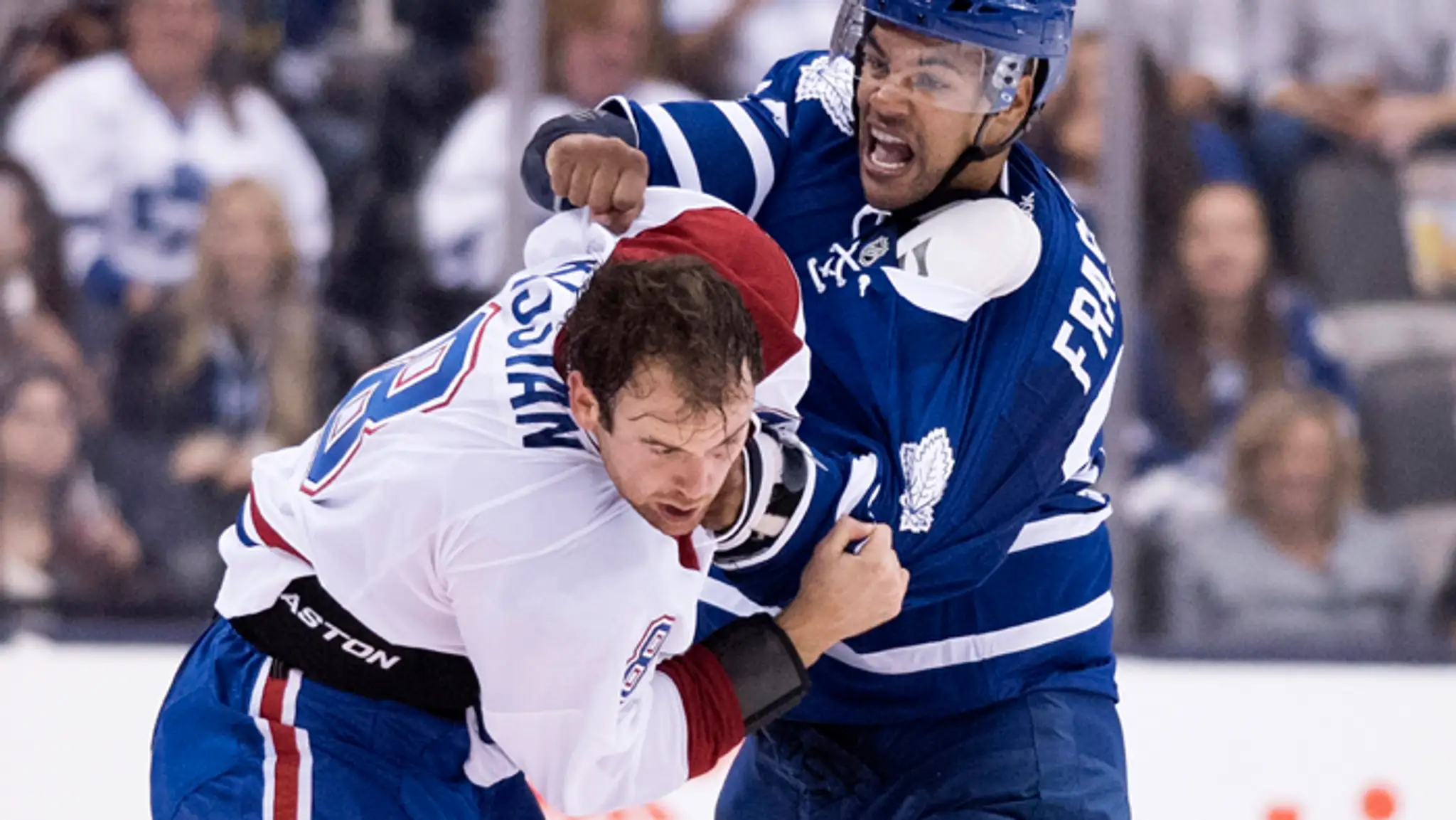 Vpravo obranca Mark Fraser (Toronto Maple Leafs) a útočník Zack Kassian (Montreal Canadiens) na archívnej snímke.