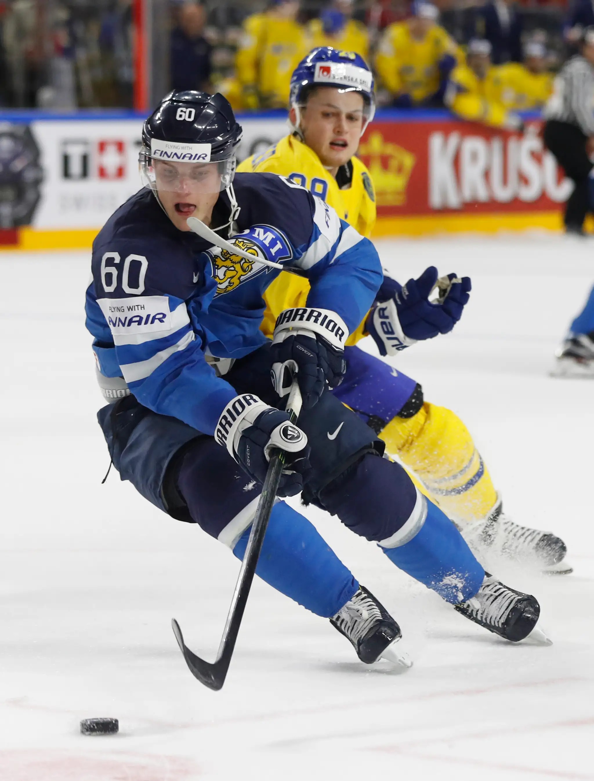 Julius Honka (vpredu) z Fínska uniká v semifinále MS 2017 Švédovi Williamovi Nylanderovi.