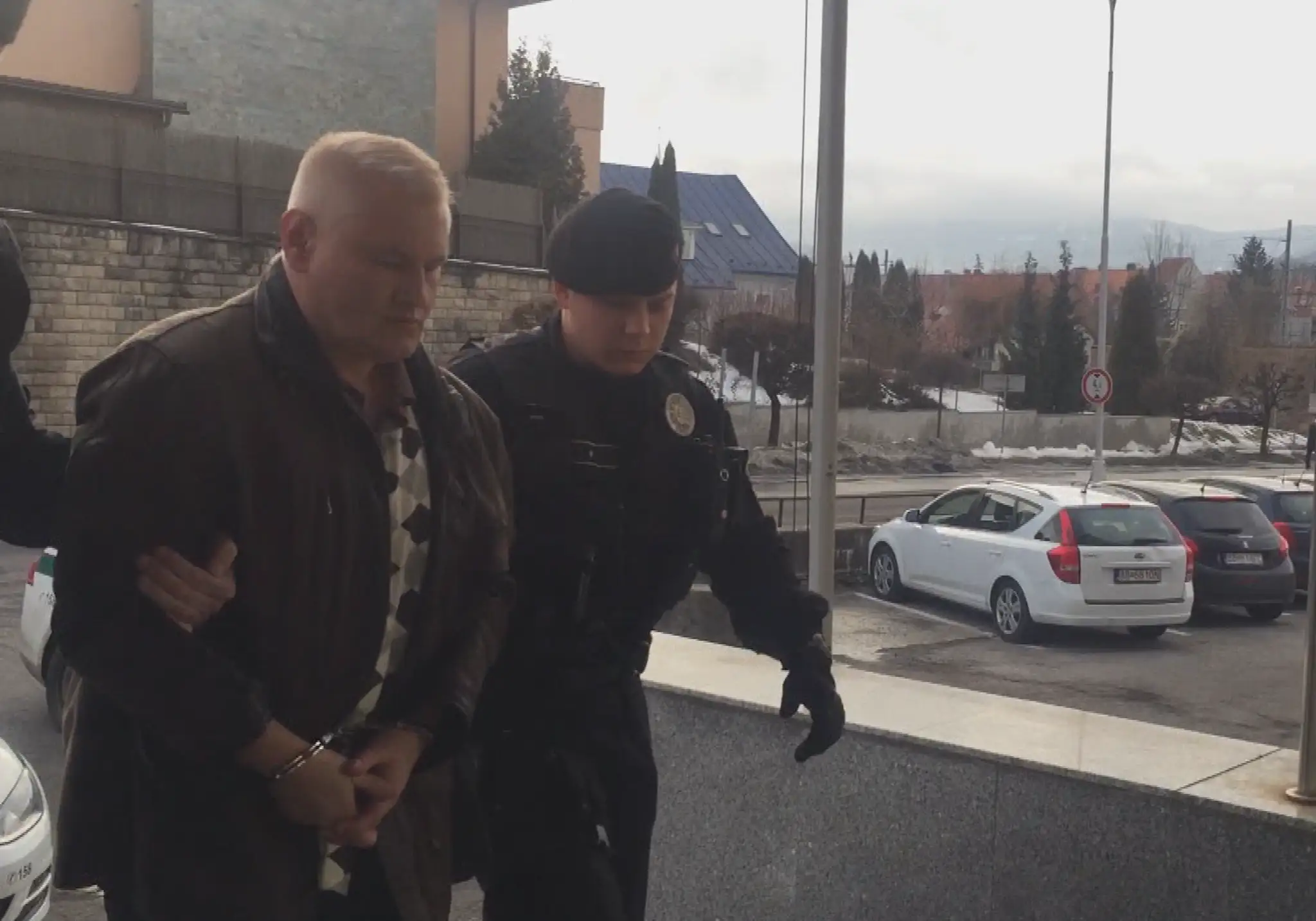 Miroslava privádzajú policajti