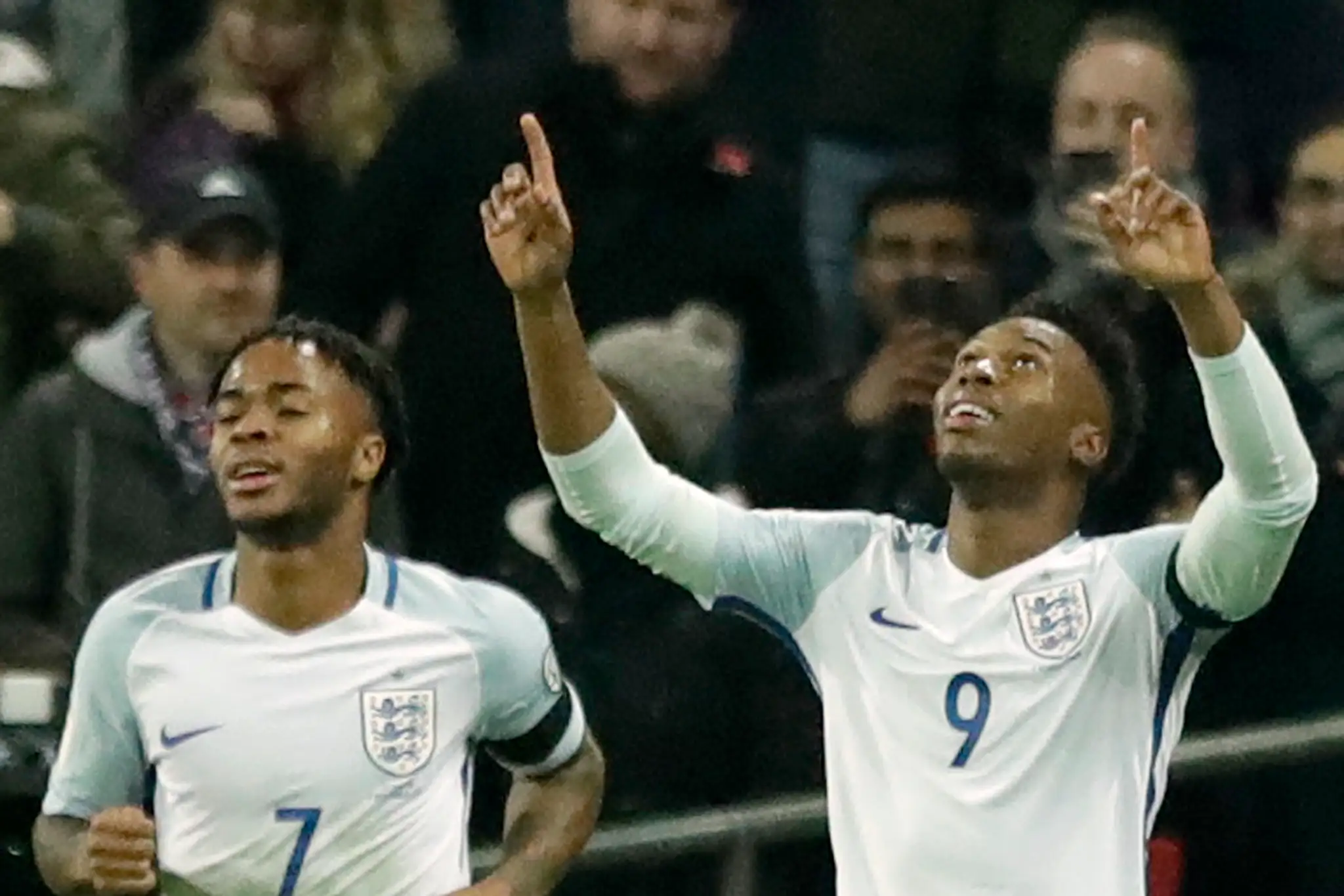 Daniel Sturridge (vpravo) z Anglicka sa teší z gólu so spoluhráčom Raheemom Sterlingom