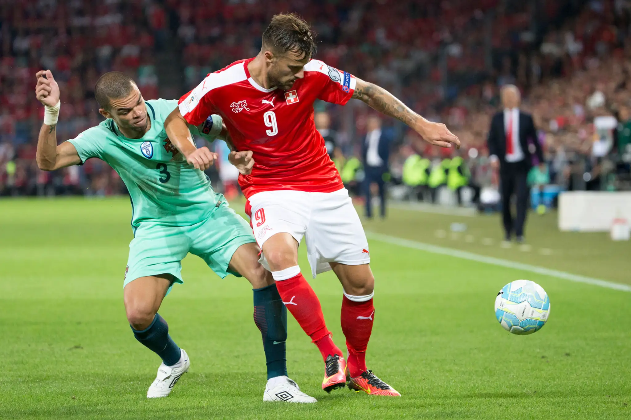 Portugalčan Pepe (vľavo) proti švajčiarskemu útočníkovi Harisovi Seferovičovi v kvalifikácii MS 2018.