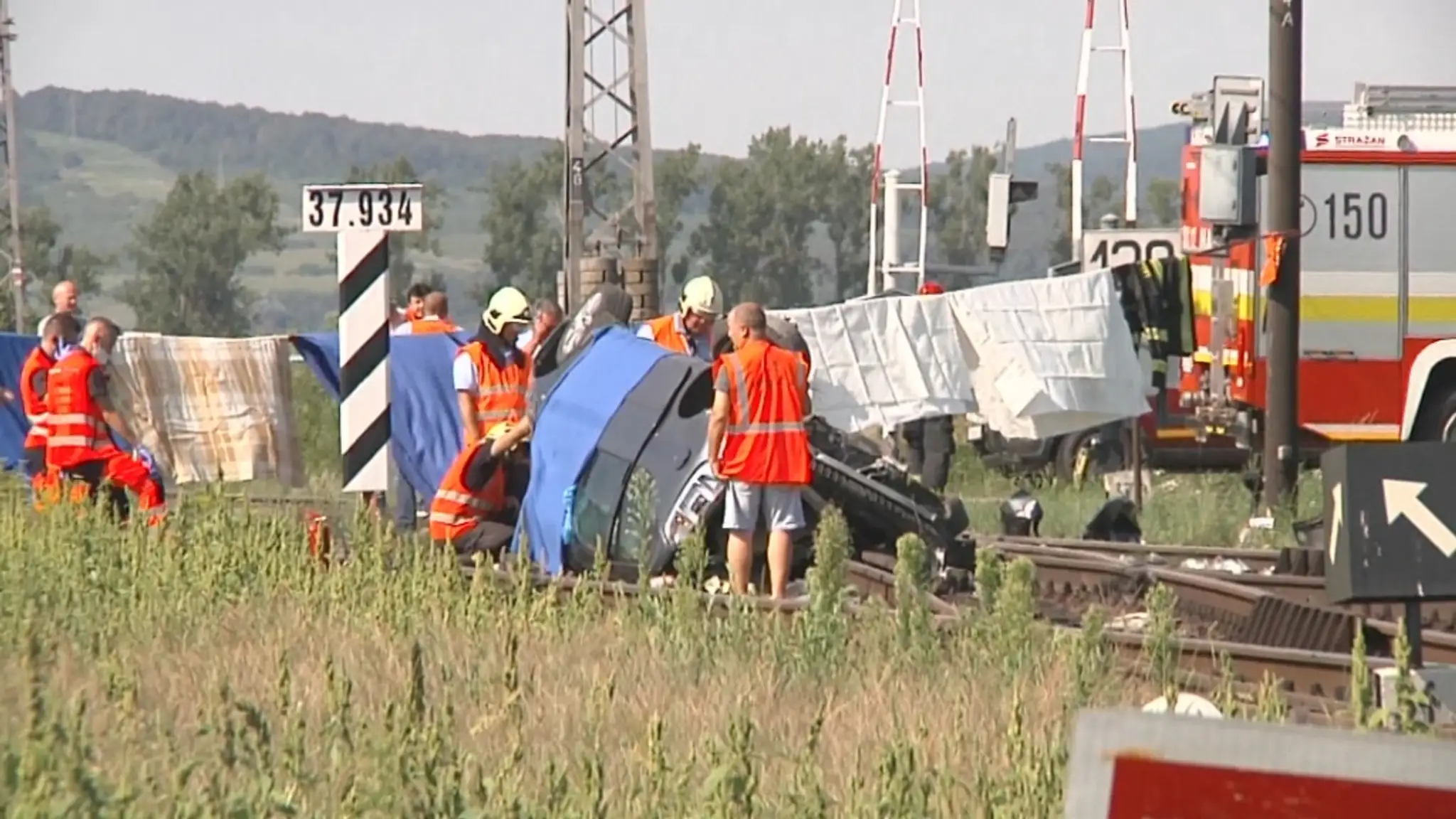 Zrážku osobného vlaku s autom neprežili dvaja ľudia.