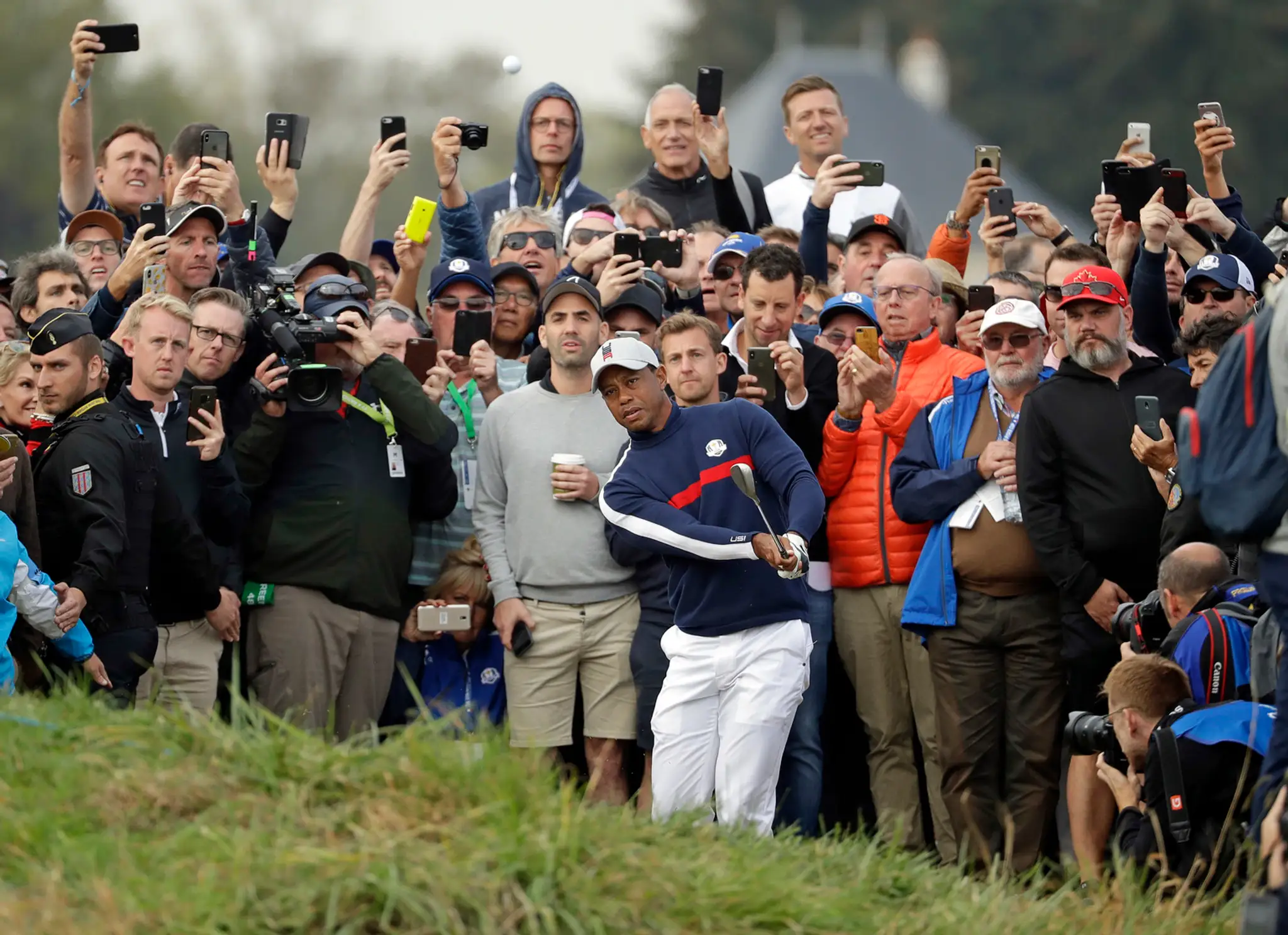 Legendárny golfista Tiger Woods počas pokusu na prestížnom turnaji Ryder Cup.