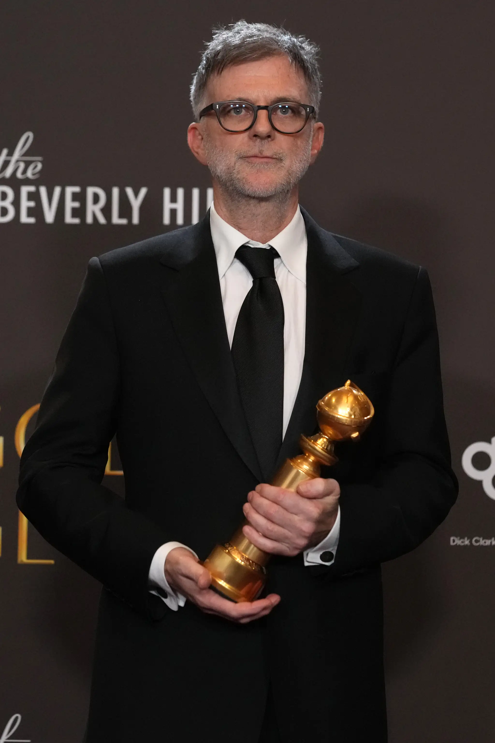Na snímke americký filmový režisér Paul Thomas Anderson pózuje fotografom s cenou za najlepšiu réžiu filmu „One Battle After Another“ (Jedna bitka za druhou)