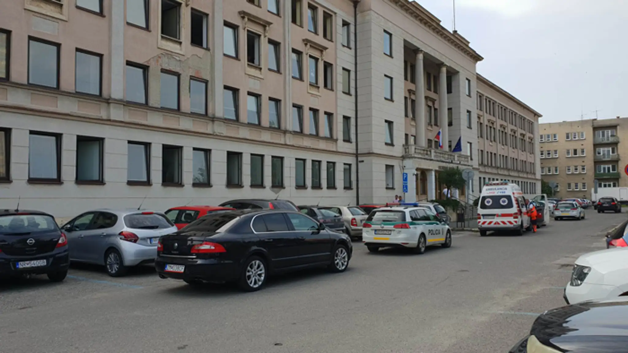Budova Okresného úradu v Nitre, kde sa strieľalo.
