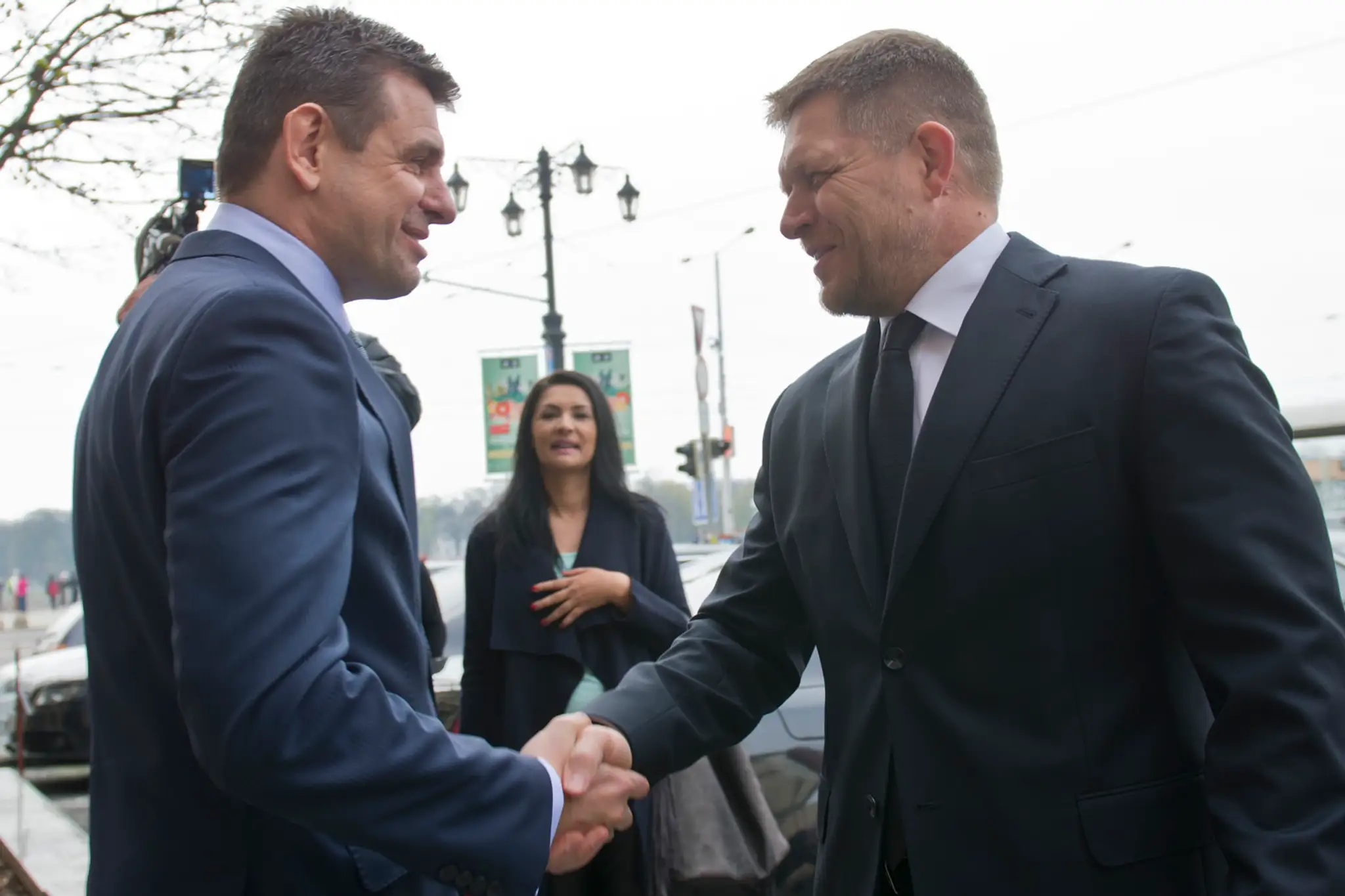 Predseda vlády SR Robert Fico (vpravo) oficiálne uviedol ministra životného prostredia SR Lászlóa Solymosa (vľavo)