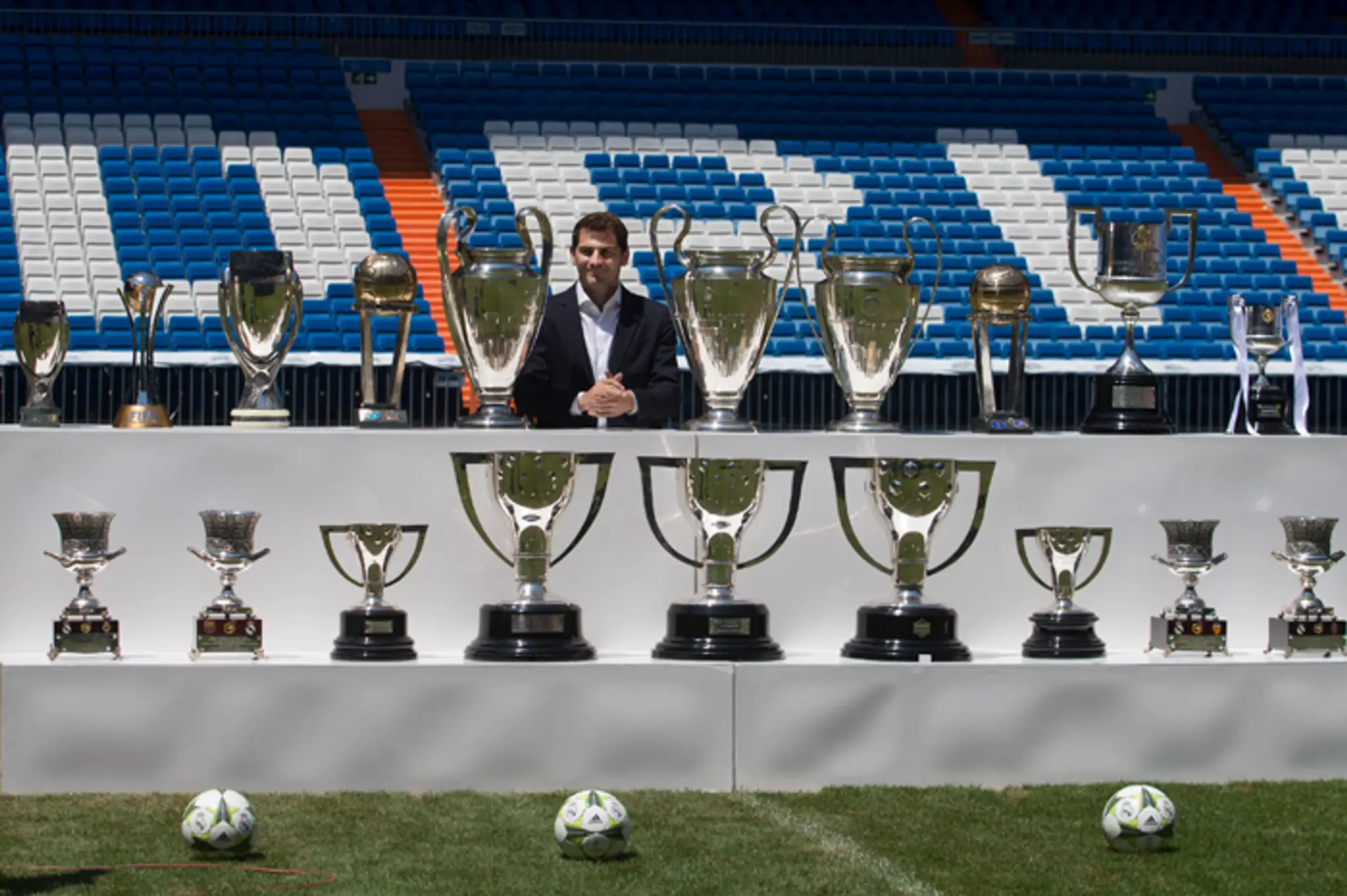 Odchádzajúci brankár Realu Madrid Iker Casillas so všetkými trofejami, ktoré vyhral s klubom.