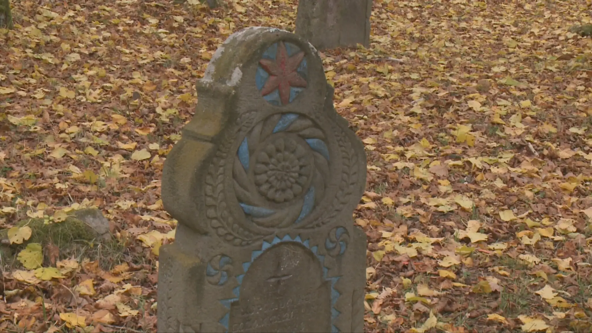 Ľudový farebný náhrobník.
