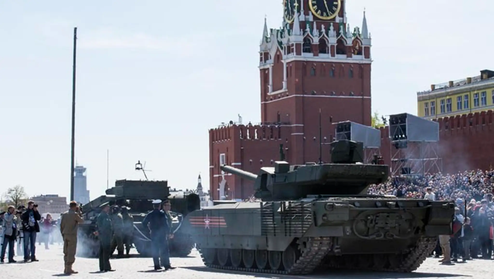 Nové ruské tanky T-14 Armata počas generálnej skúšky na vojenskú prehliadku pri príležitostí víťazstva v II. svetovej vojne na Č
