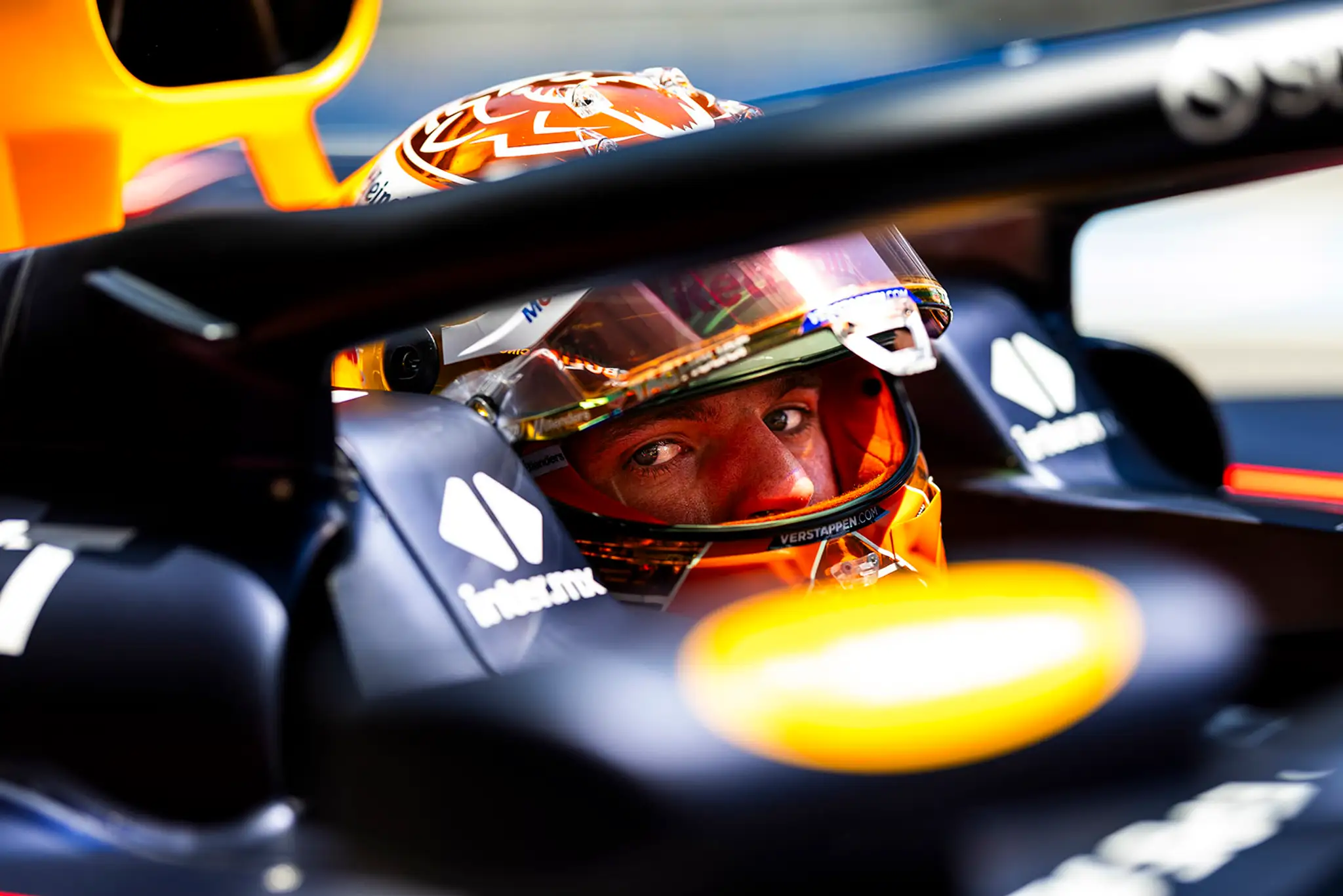 Na dotyk s Maxom Verstappenom (Red Bull Racing) v uličke boxov na konci voľného tréningu. Na takéto momenty musíte skutočne striehnuť, pretože v okamihu zmiznú. Ak ich zbadáte a chcete odfotiť, už je neskoro. Musíte byť vopred nachystaný na hypotetickú si