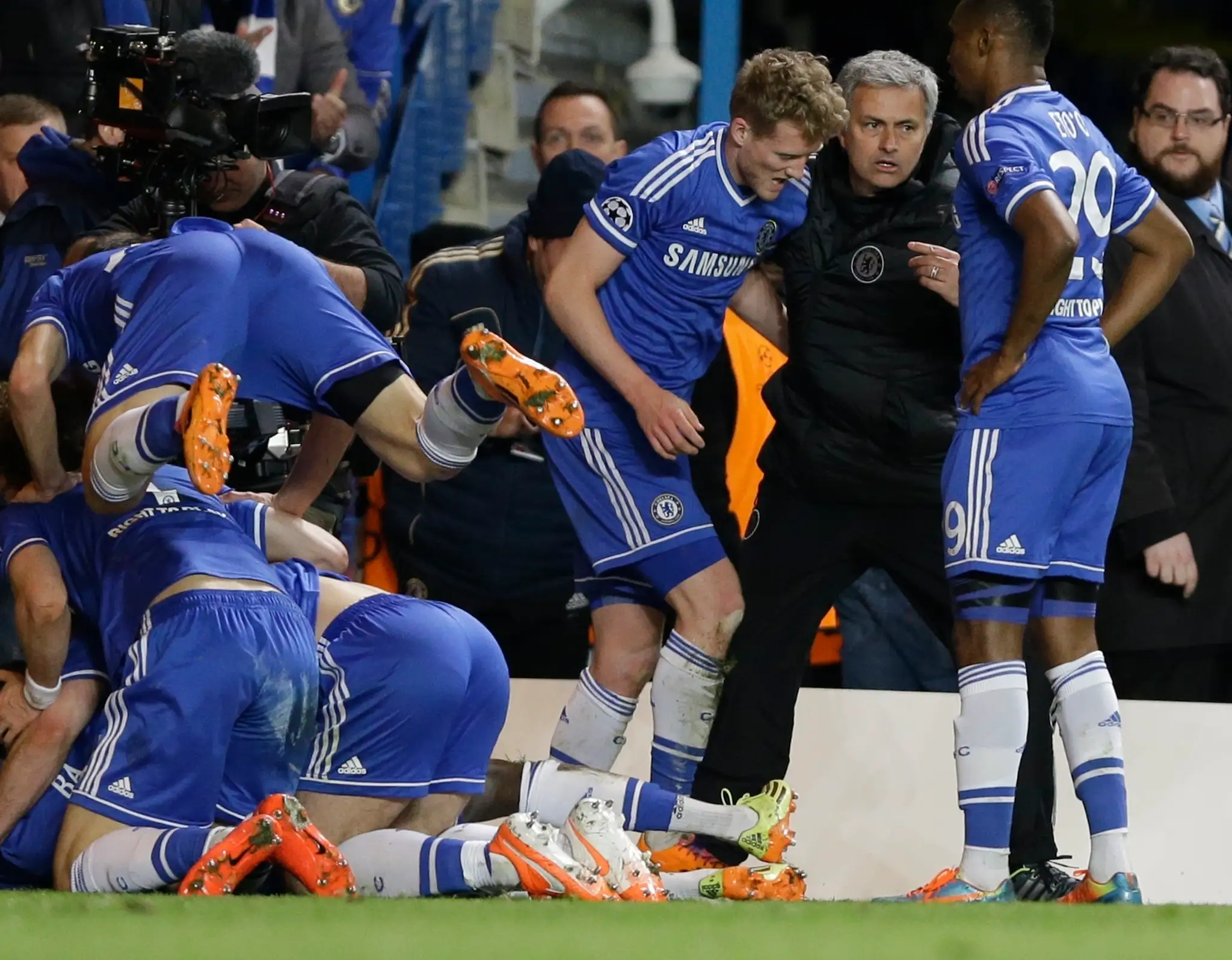 Tréner José Mourinho (druhý sprava) z Chelsea Londýn sa raduje a dáva pokyny svojim hráčom po góle Dembu Ba vo futbalovom zápase