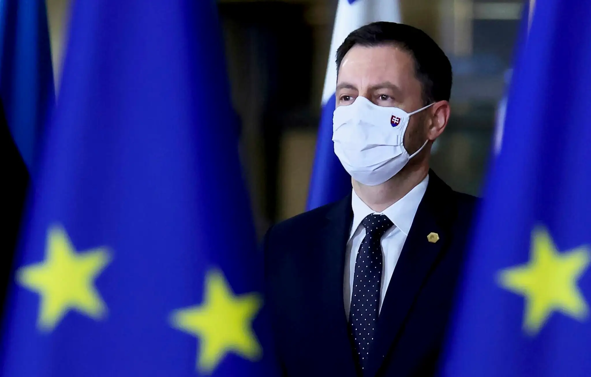 Premiér SR Eduard Heger prichádza na summit EÚ v Bruseli.