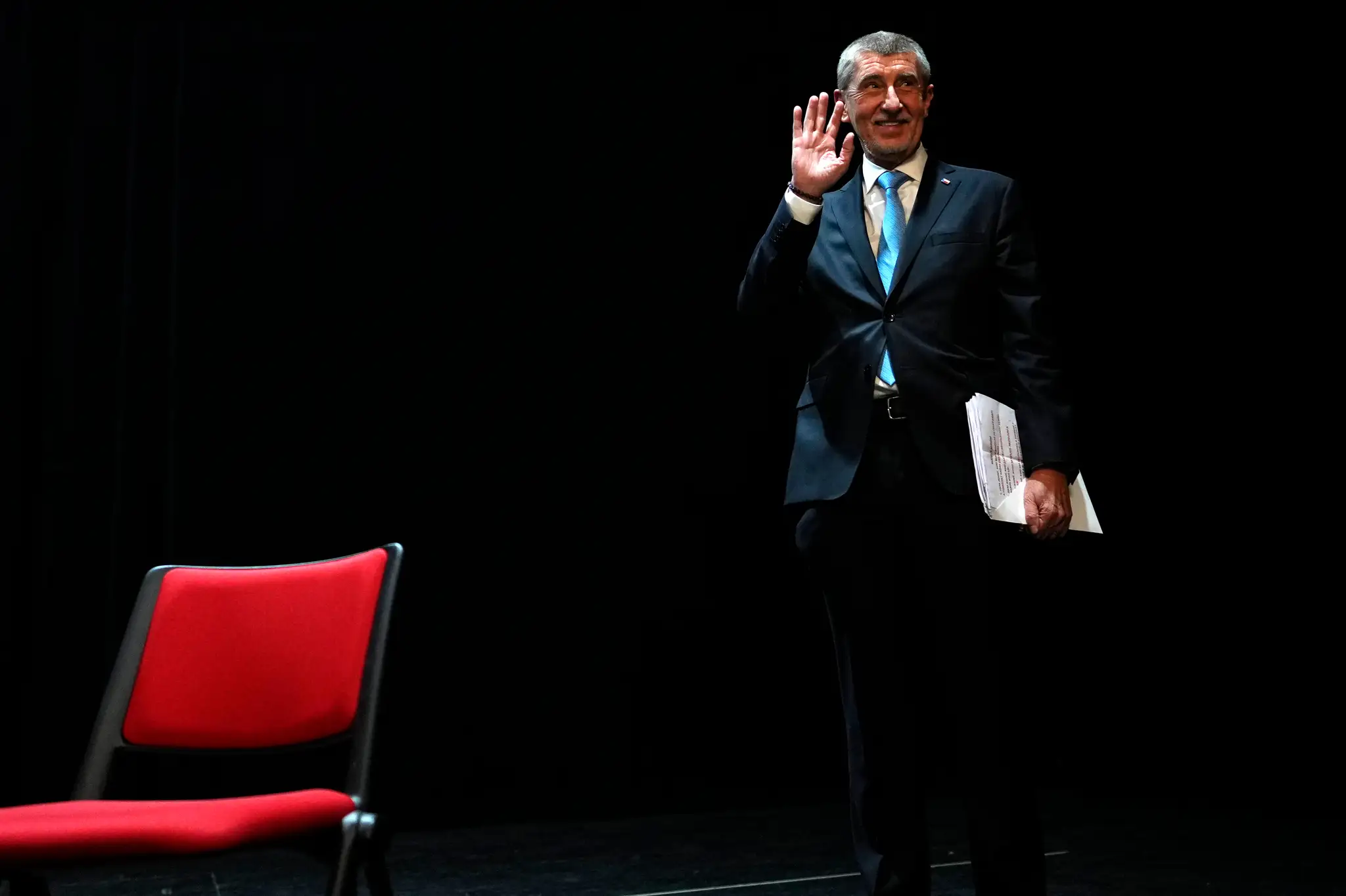 Český prezidentský kandidát a bývalý český expremiér Andrej Babiš máva svojim sympatizantomv počas debaty v Benešove.