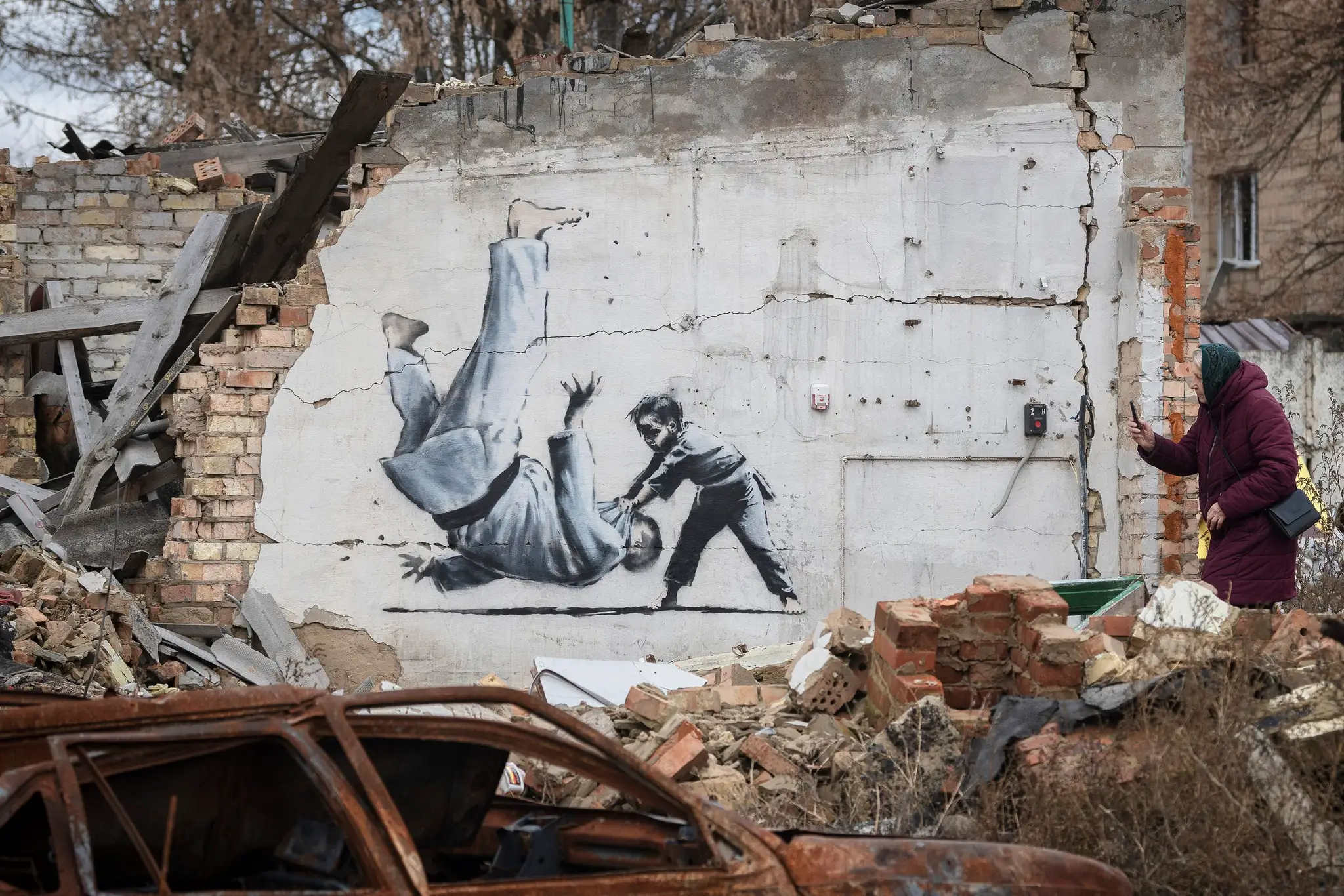 Na snímke dielo britského streetartového umelca Banksyho zobrazuje dieťa, ktoré v zápase v džude vyhráva nad ruským prezidentom Vladimirom Putinom.