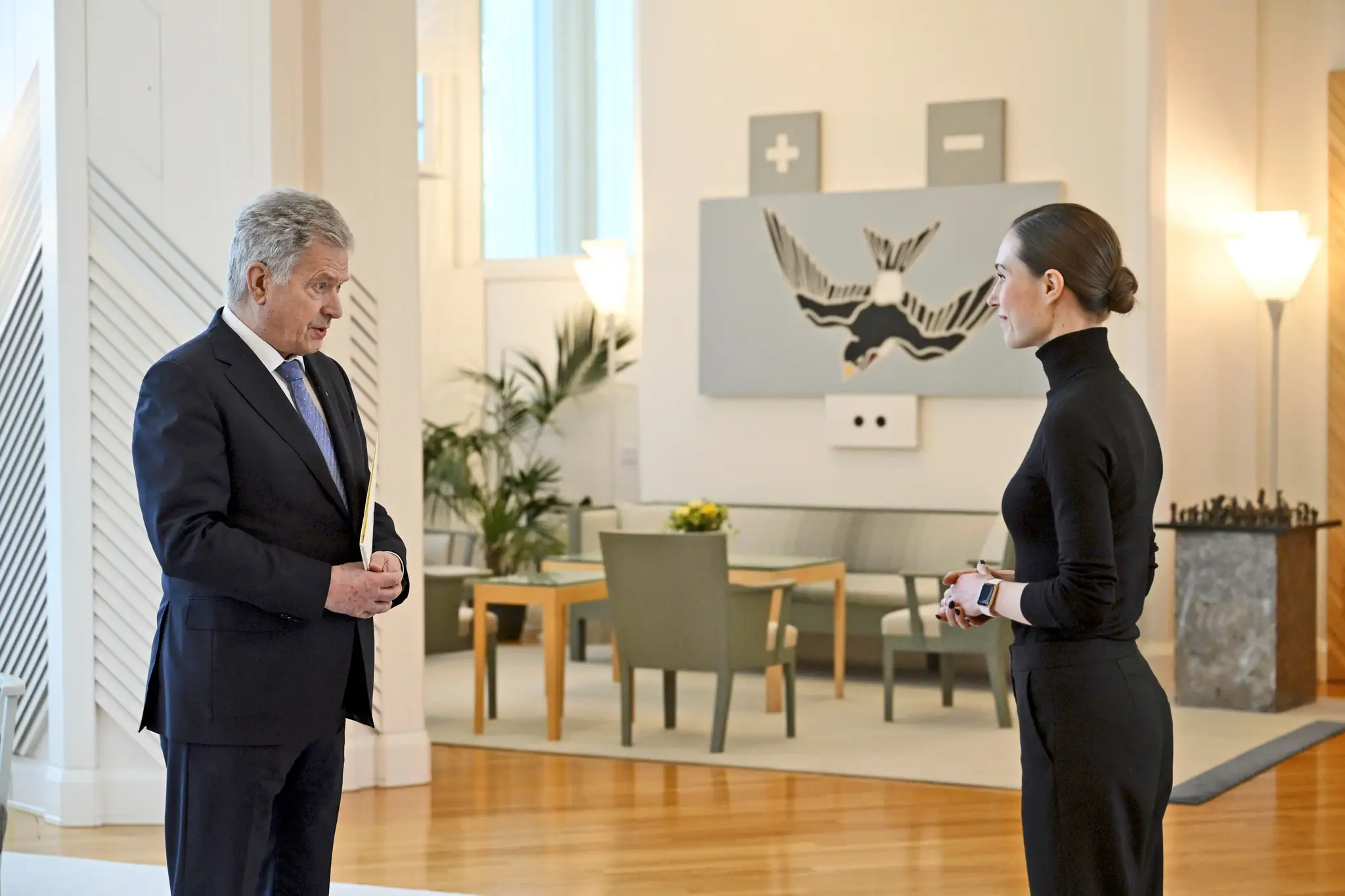 Líderka Sociálno-demokratickej strany (SDP) a fínska premiérka Sanna Marinová (vpravo) odovzdala abdikáciu svojho vládneho kabinetu do rúk fínskeho prezidenta Sauliho Niinistöu.