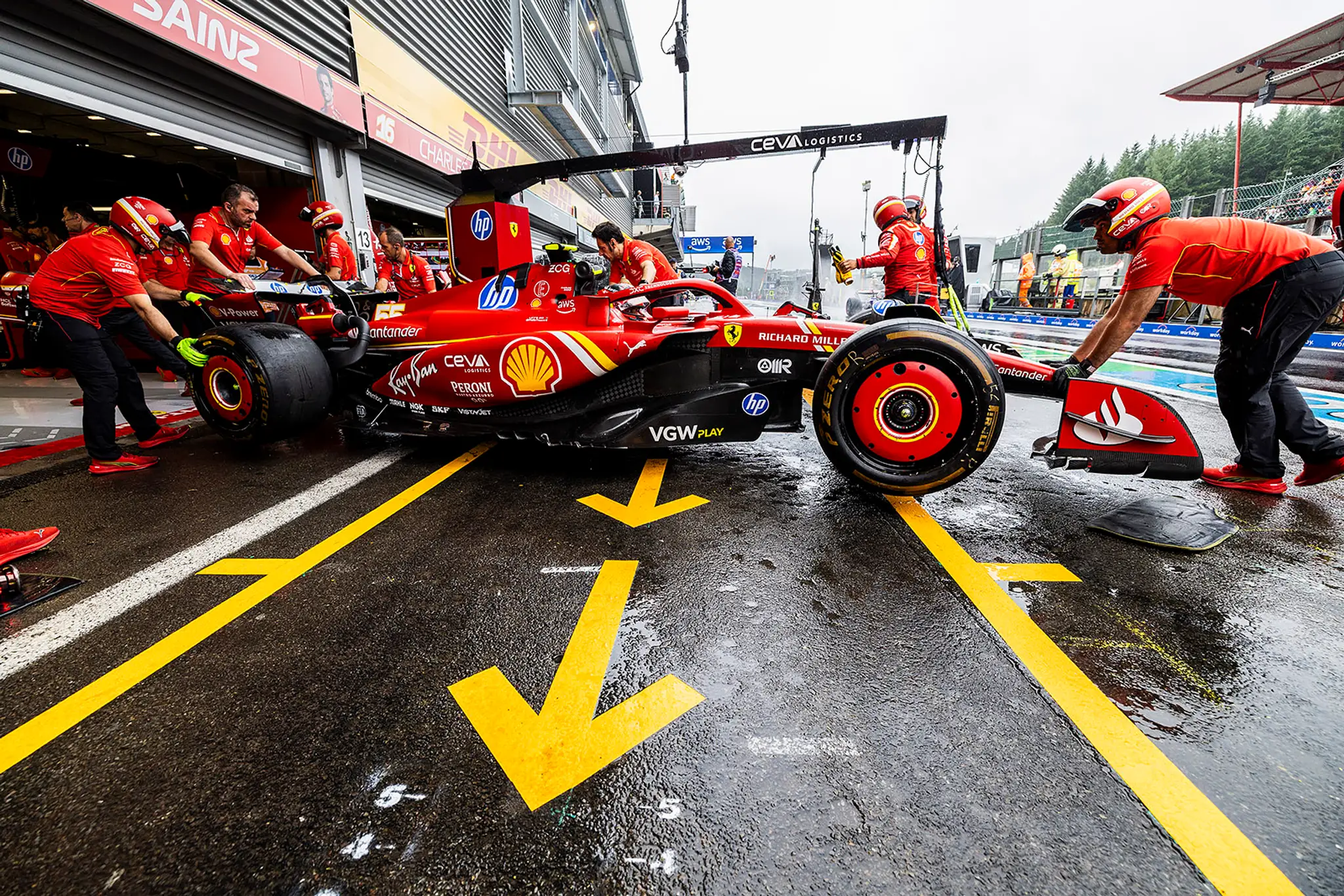 Mechanici Ferrari sa museli obracať.