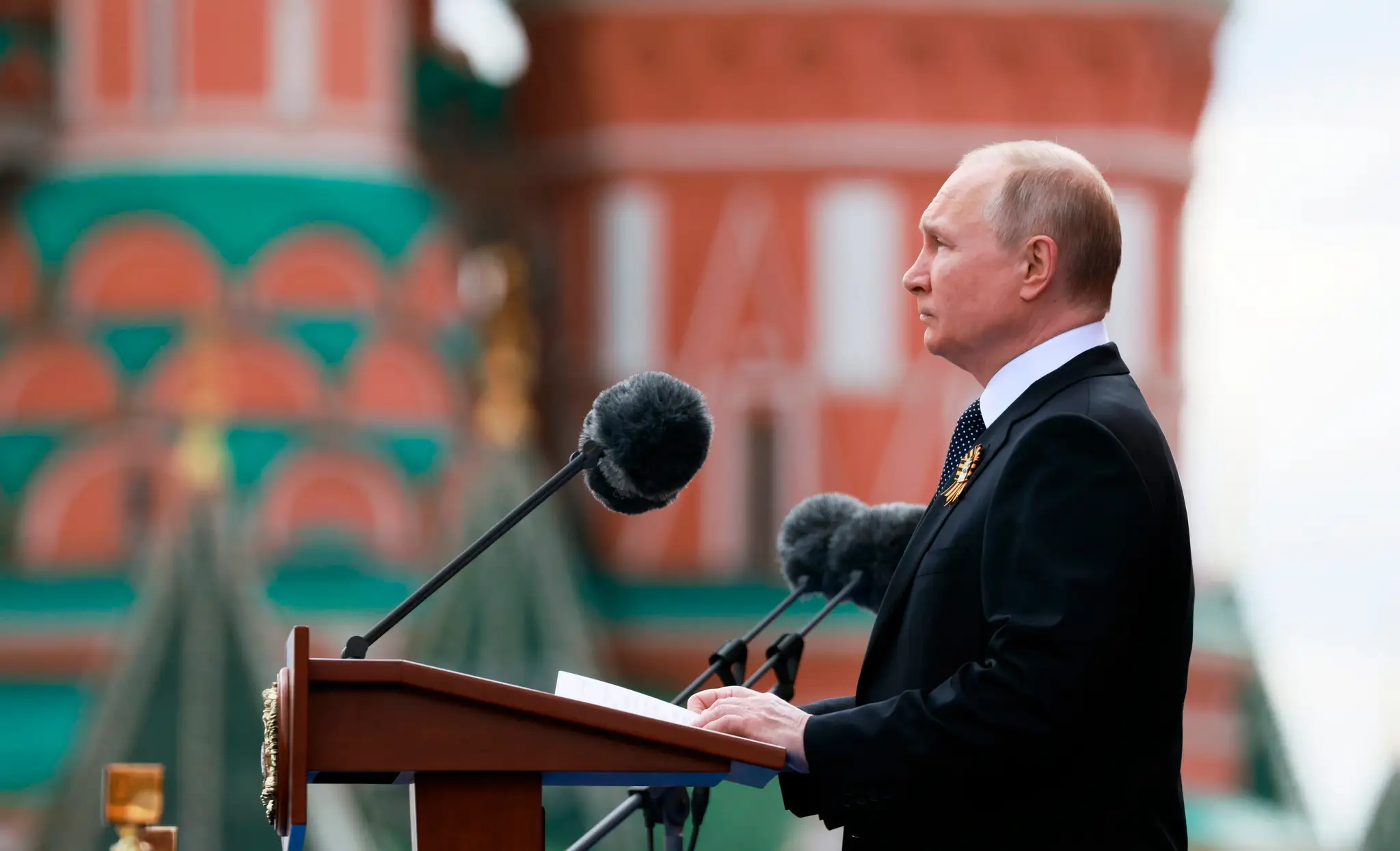 Ruský prezident Vladimir Putin počas prejavu na vojenskej prehliadke.