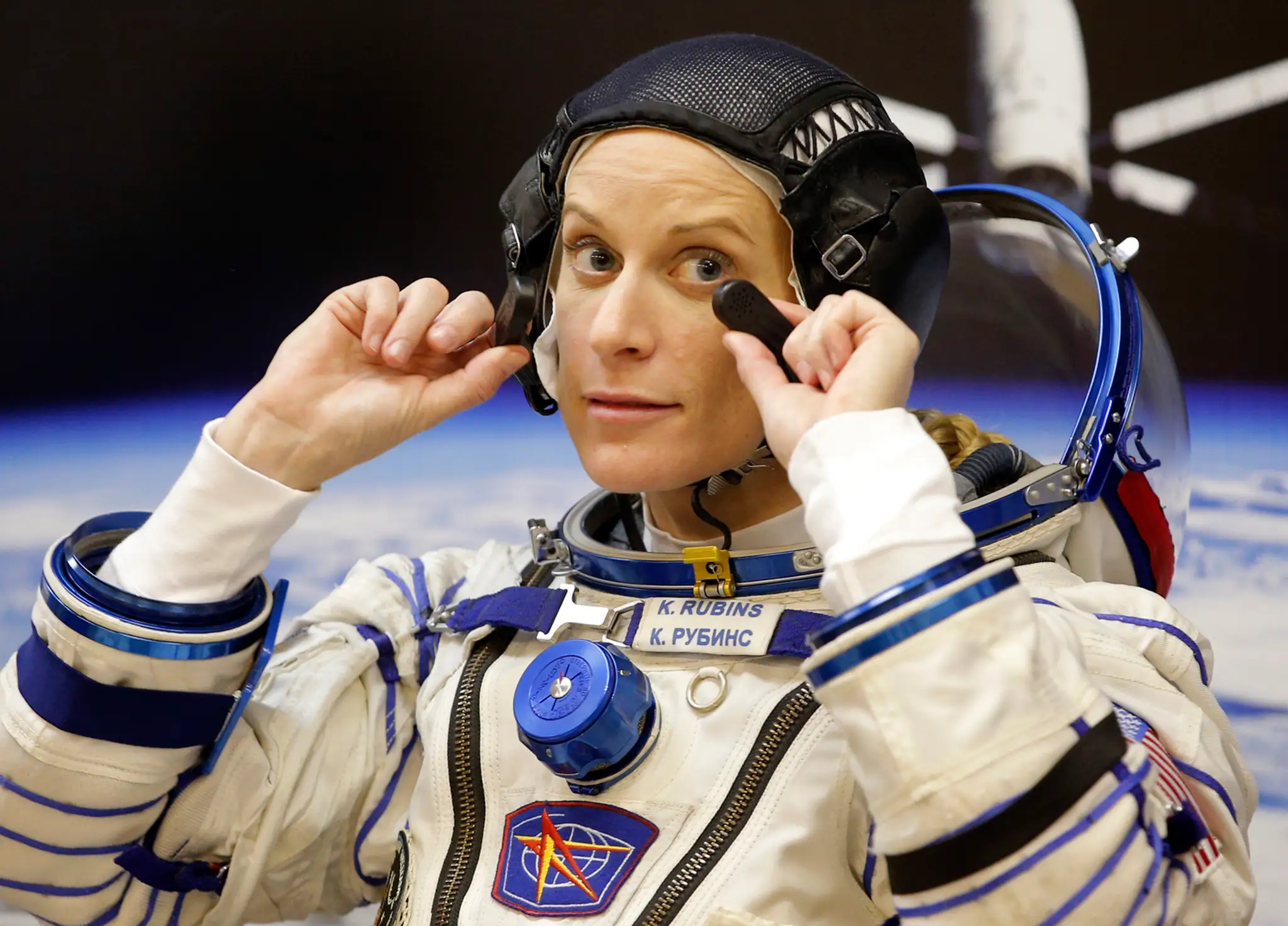 Americká astronautka Kate Rubinsová pred štartom rakety Sojuz.