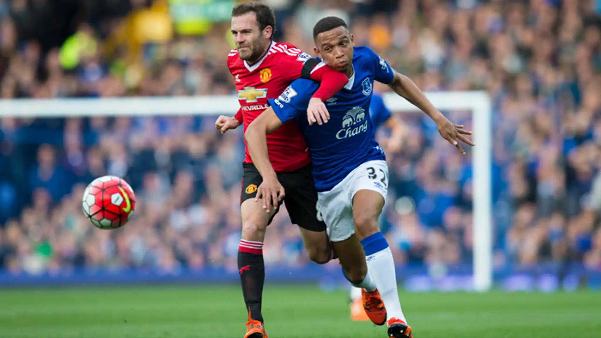  Hráč Evertonu Brendan Galloway (vpravo) vs. Juan Mata (Manchester United).