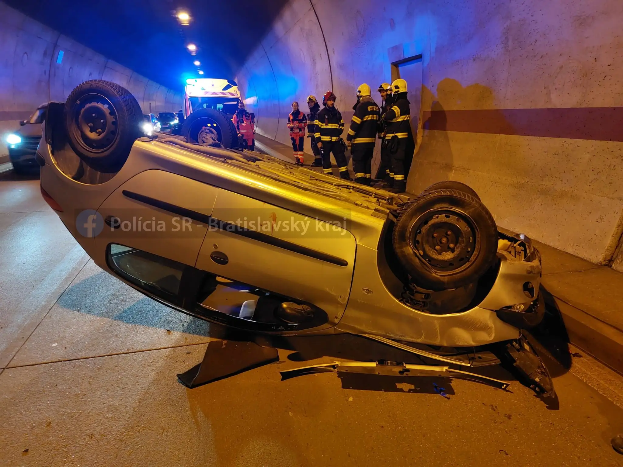 V bratislavskom tuneli Sitina sa prevrátilo auto, polícia vyzýva k obozretnosti