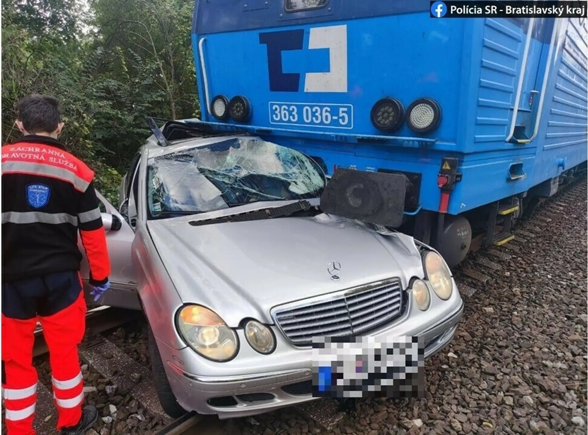 Takto dopadlo auto po zrážke s vlakom.