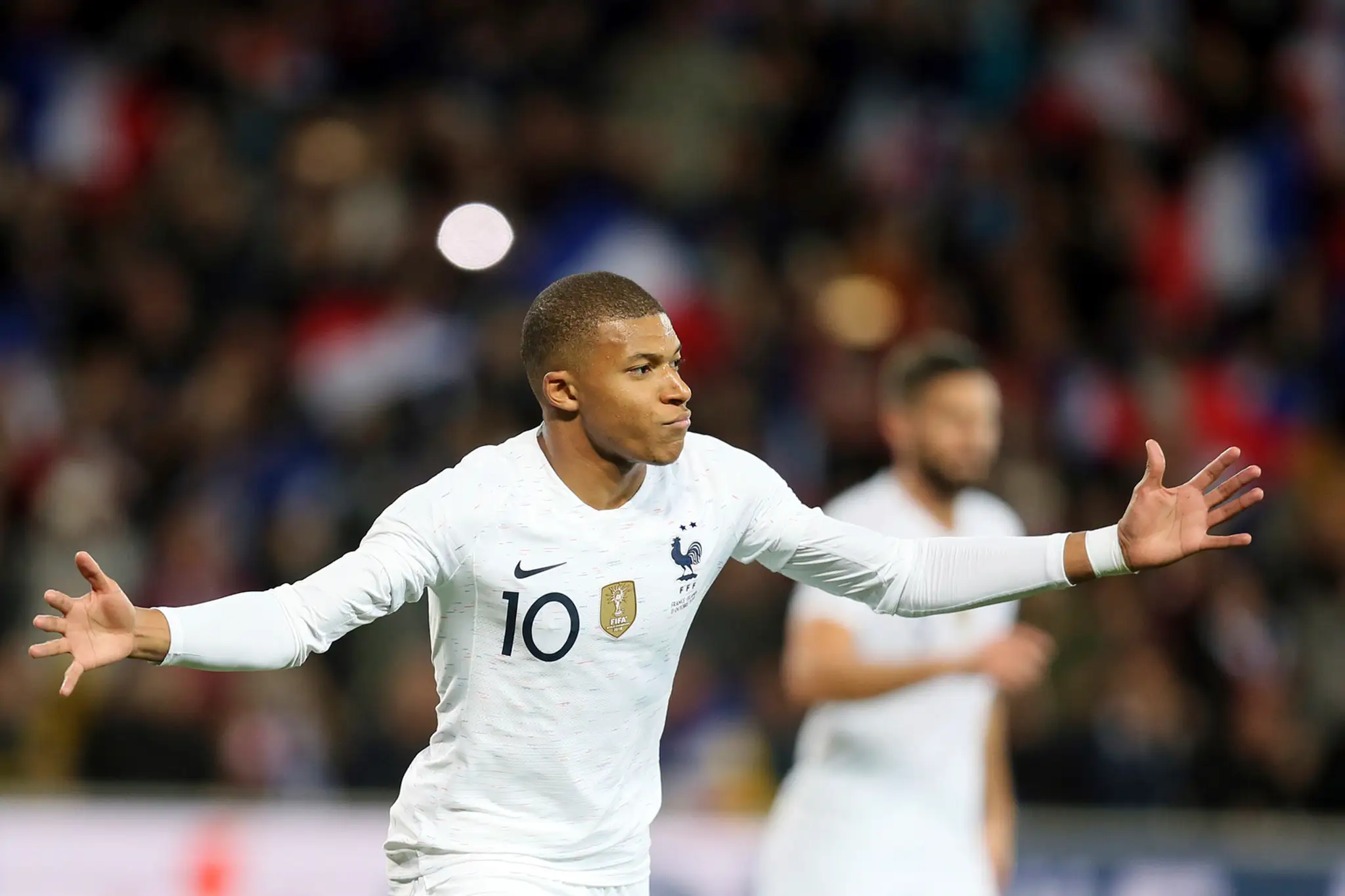 Francúz Kylian Mbappé oslavuje svj gól v medzištátnom zápase s Islandom.