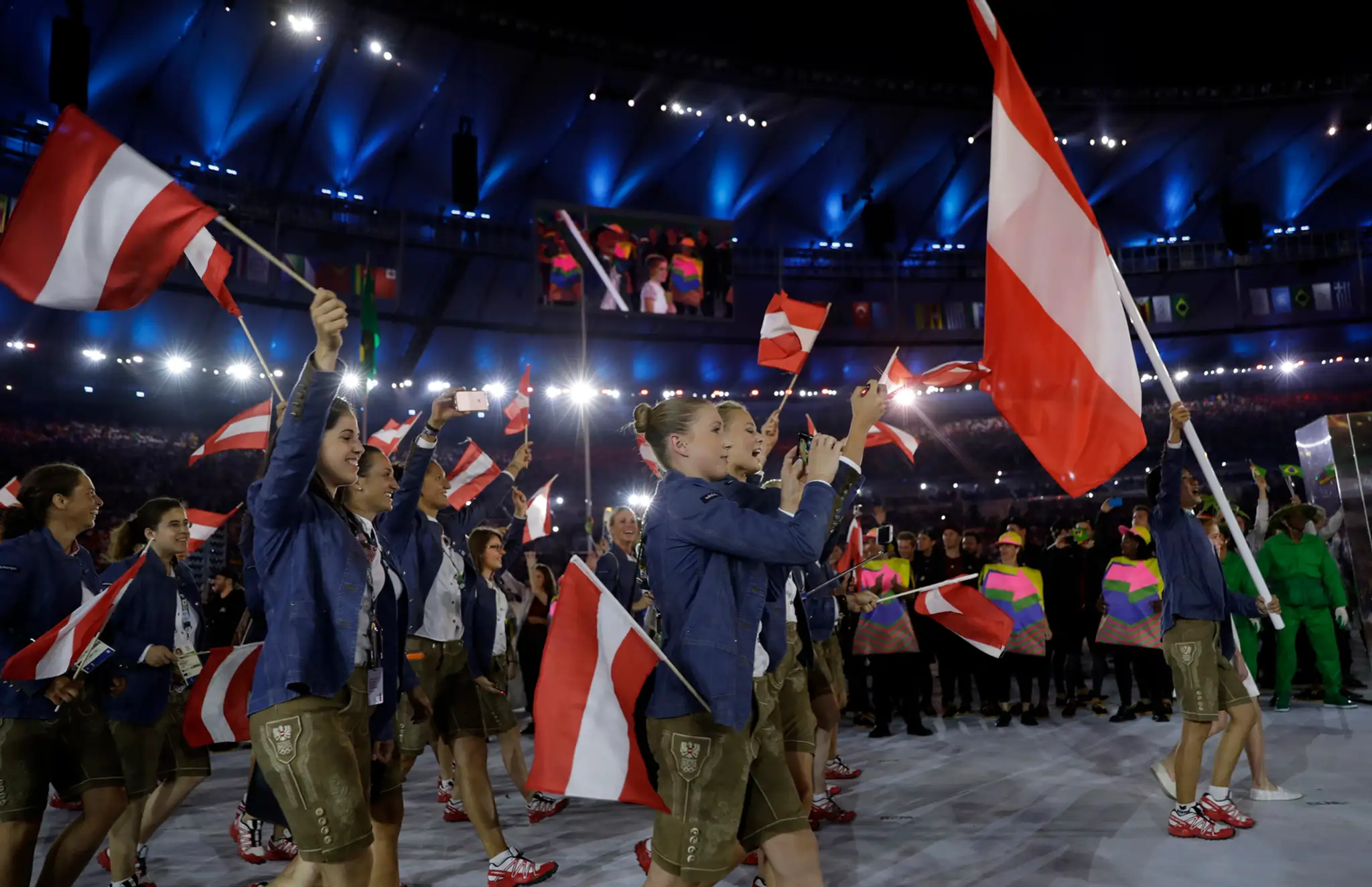 Čínska rodáčka v rakúskych službách Liu Jang nesie vlajku Rakúska na otváracom ceremoniáli OH v Riu.