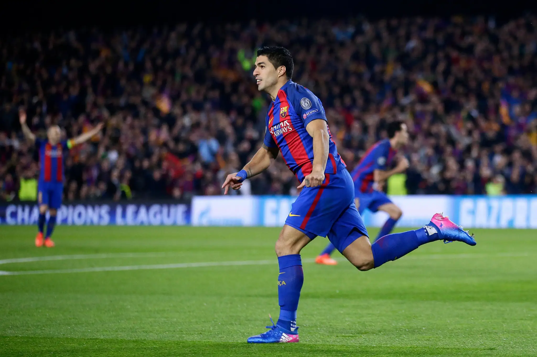 Kanonier Barcelony Luis Suárez jasá po góle v sieti PSG v odvete osemfinále LM.