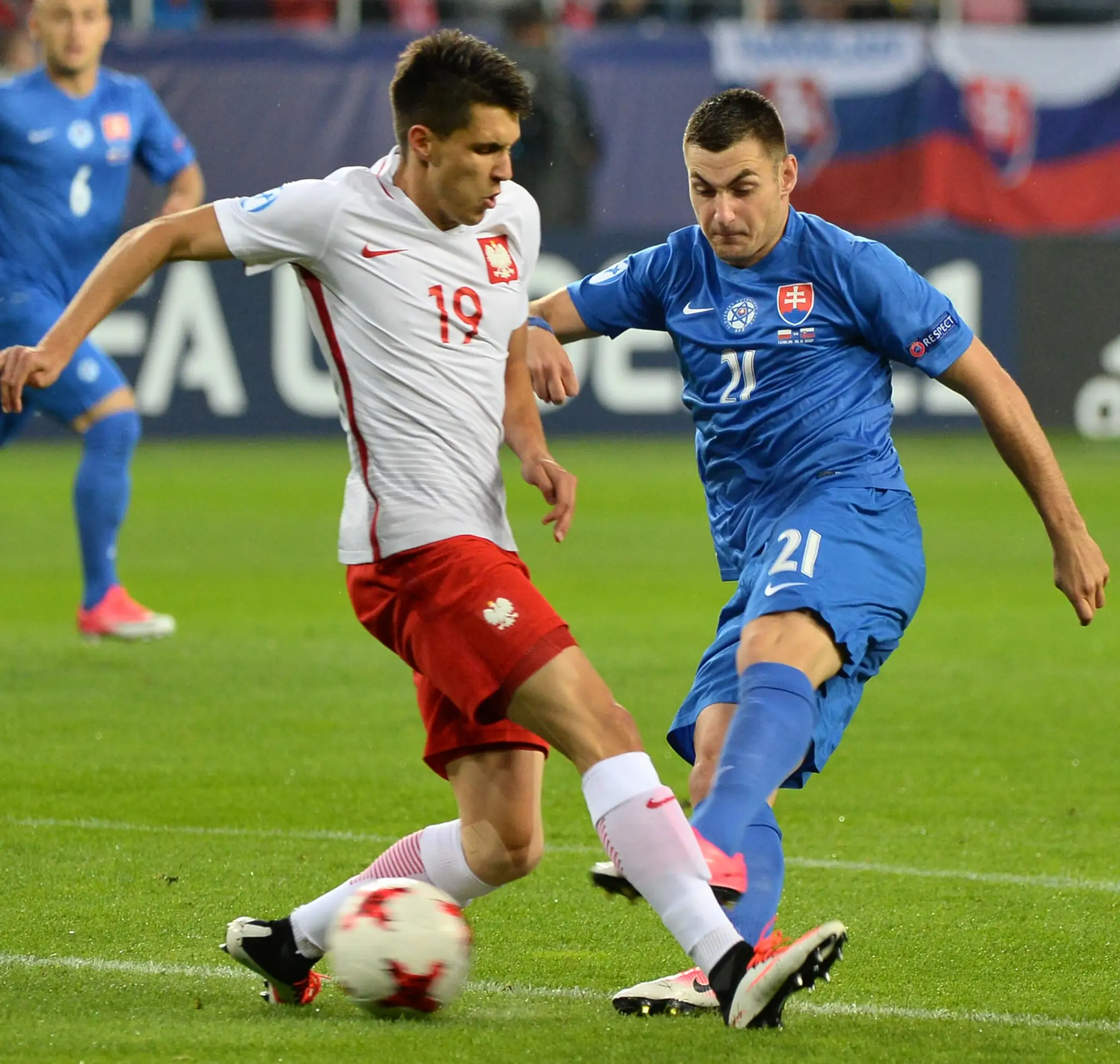 Vpravo Matúš Bero proti Poliakovi Bartoszovi Kapustkovi v dueli ME U21.