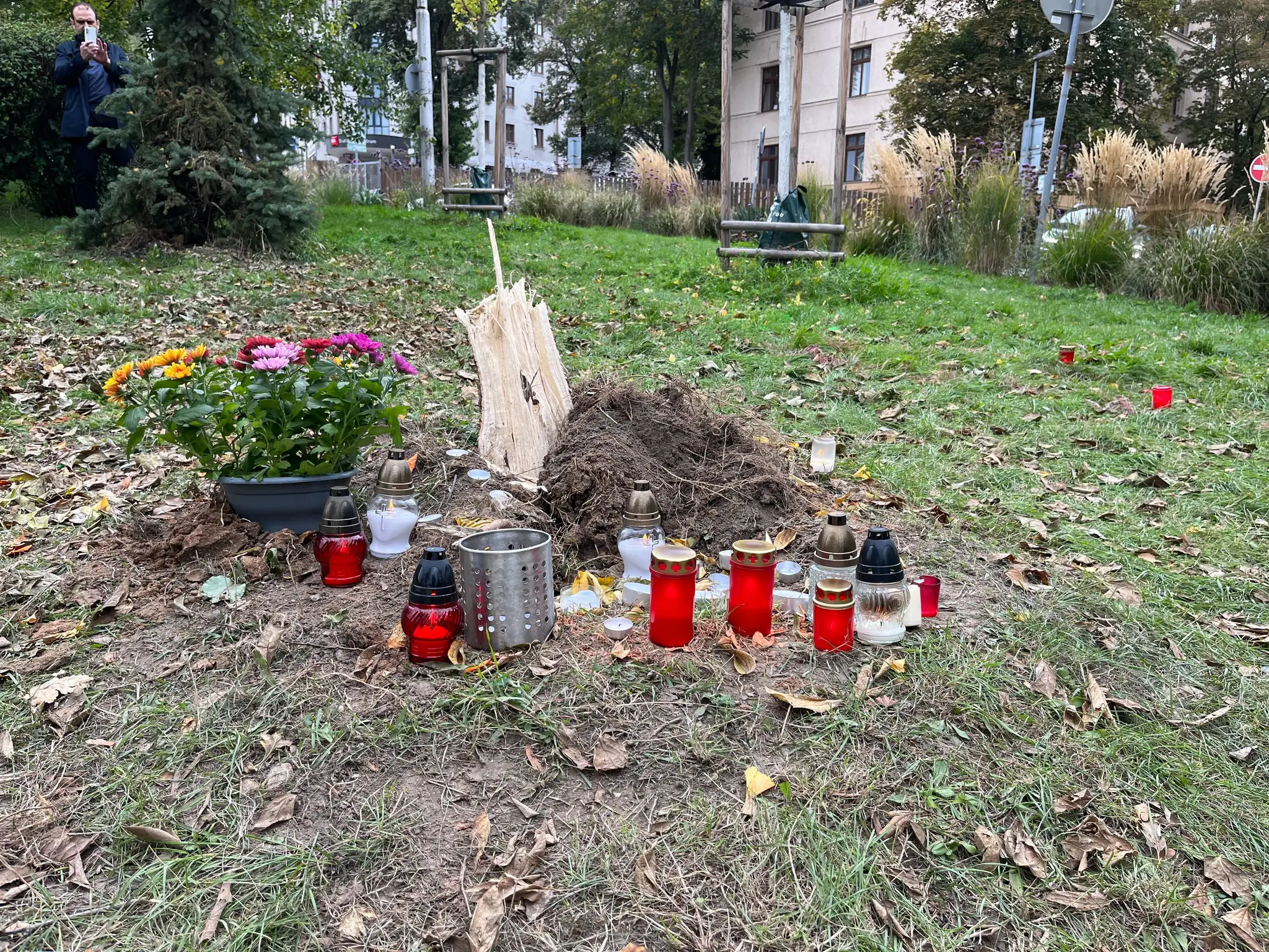 Ľudia sa mieste tragédia začali schádzať už v pondelok