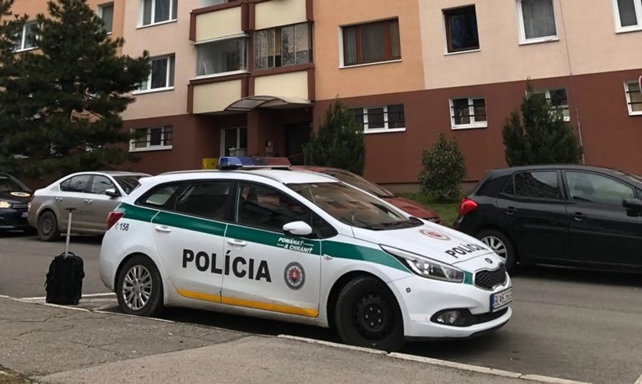 Po streľbe z automobilu v meste Macerata zostalo niekoľko zranených.