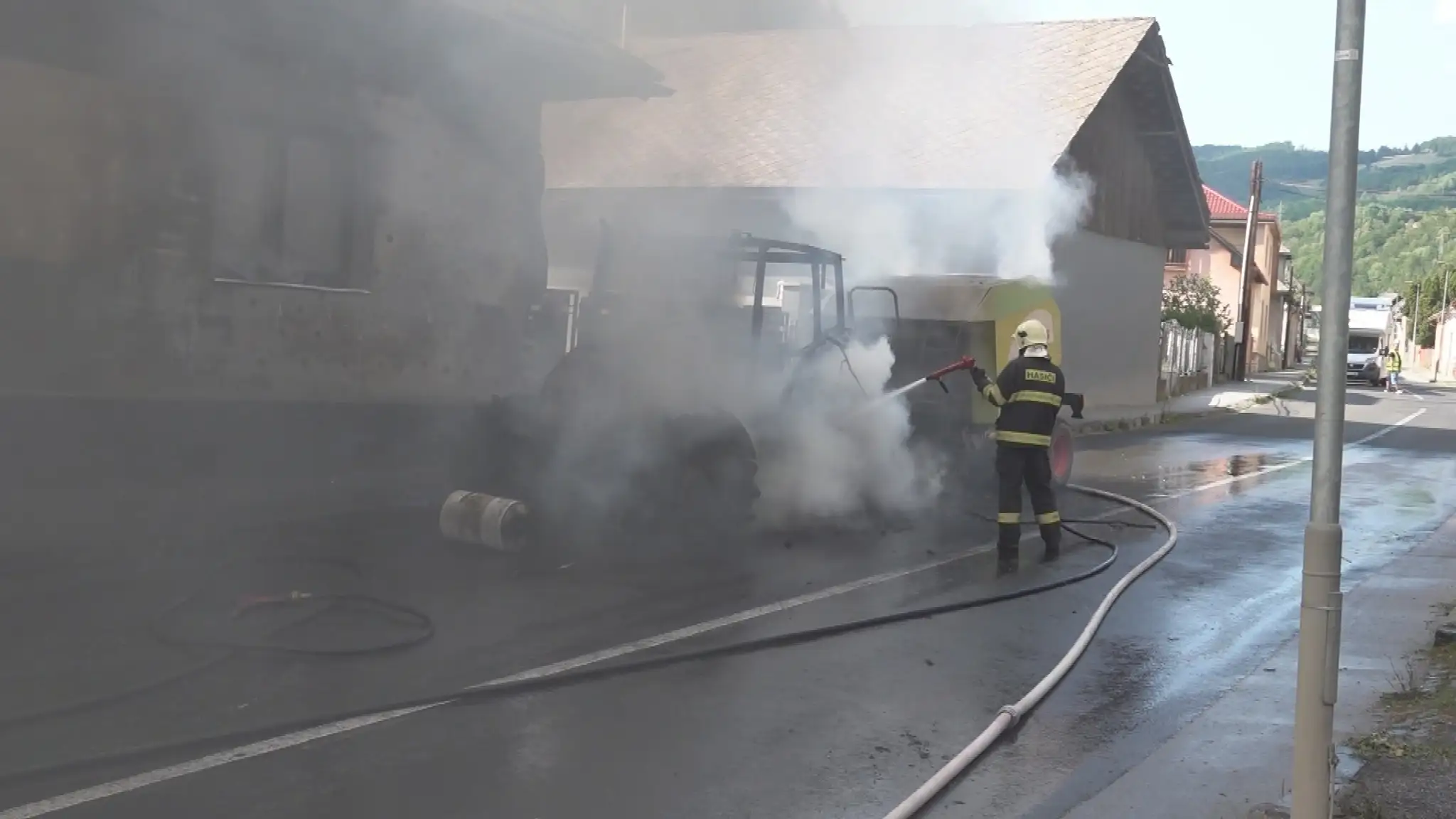 Najskôr vzplanul traktor, potom explodovala nádrž a od horiacej nafty sa chytila aj strecha