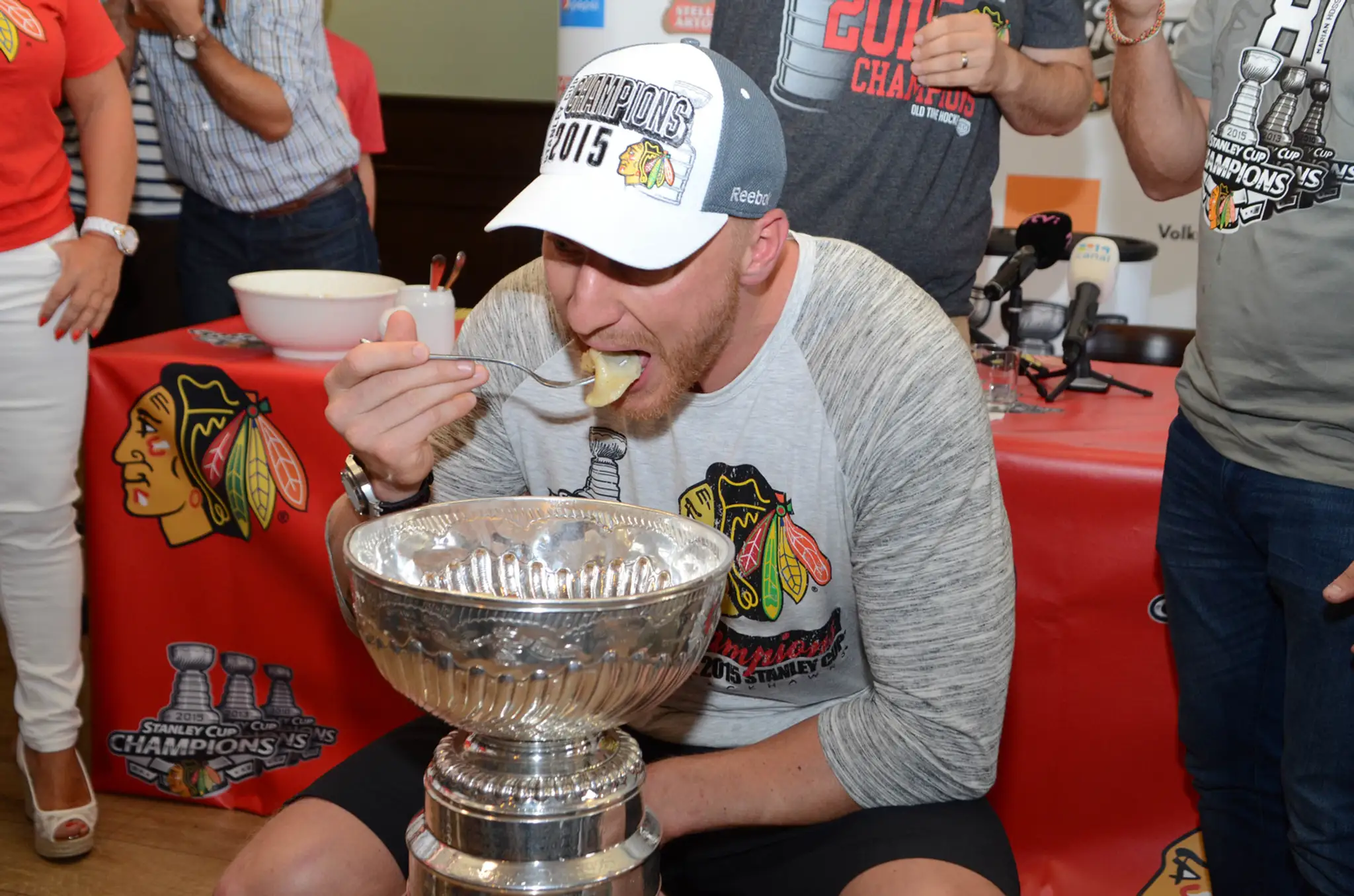 Marián Hossa neporušil tradíciu. Aj tretíkrát si zo Stanleyho pohára vychutnal obľúbené bryndzové pirohy. 20. augusta
