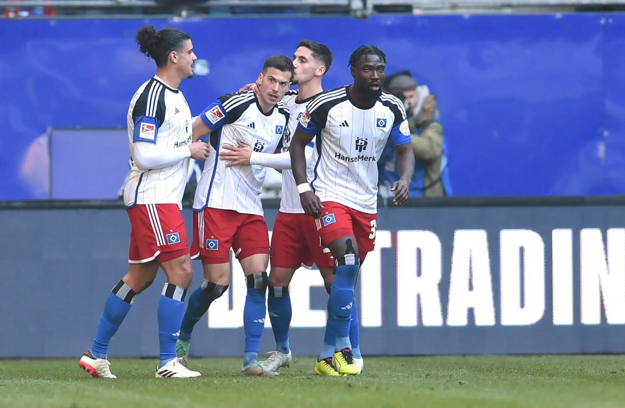 Laszló Bénes sa teší z gólu za Hamburg