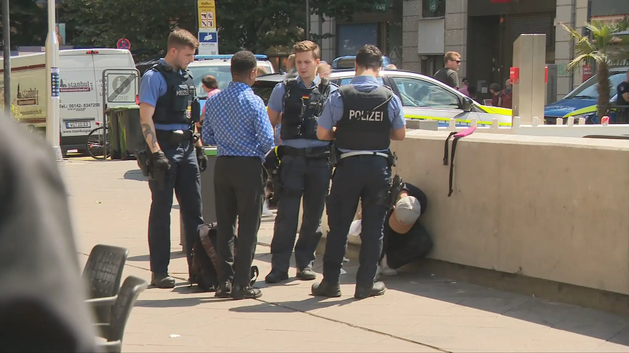 Polícia kontroluje v uliciach Frankfurtu.