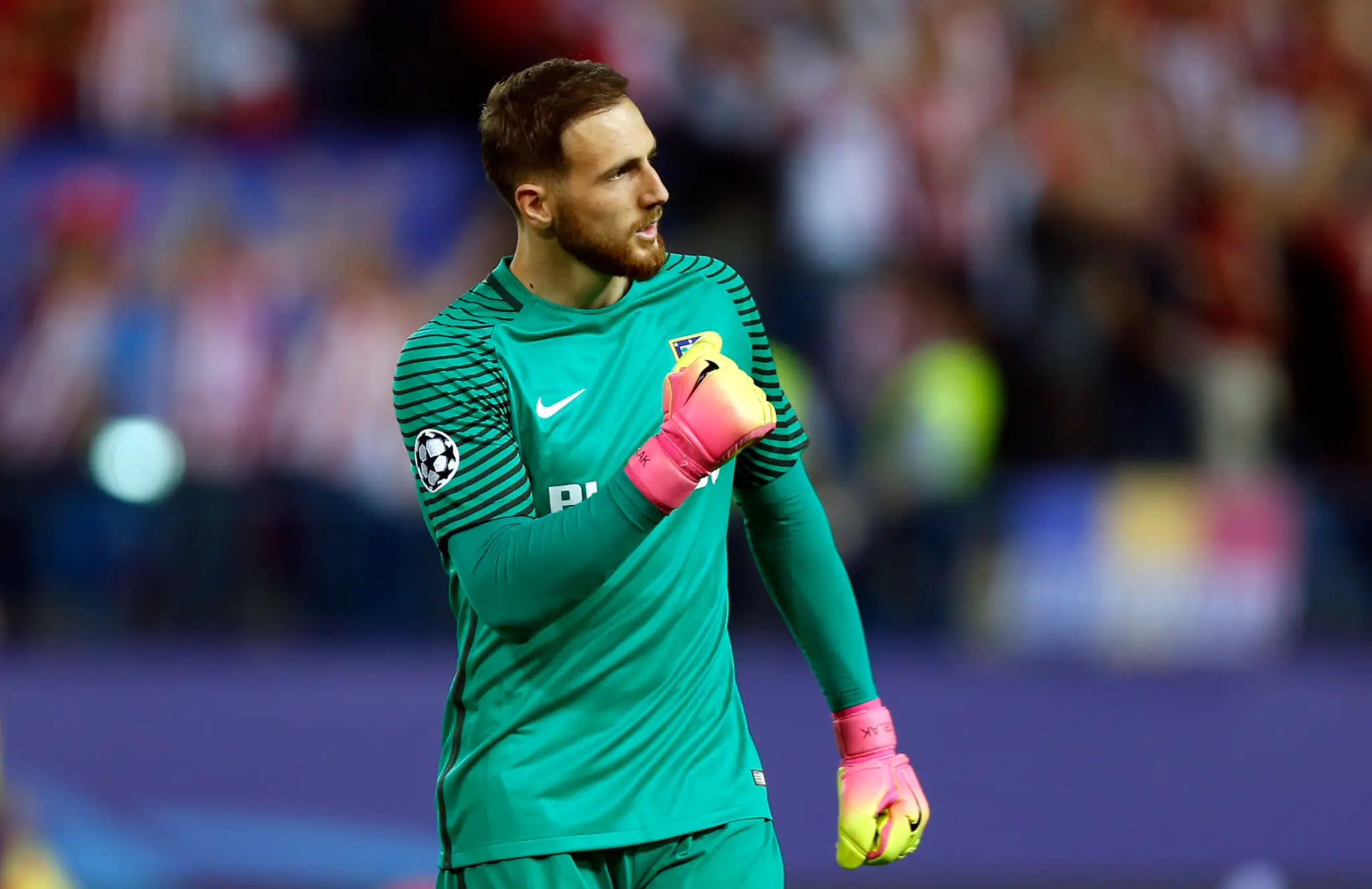 Gólman Atlética Jan Oblak sa teší z gólu spoluhráča Antoinea Griezmanna proti Leicestru vo štvrťfinále LM.