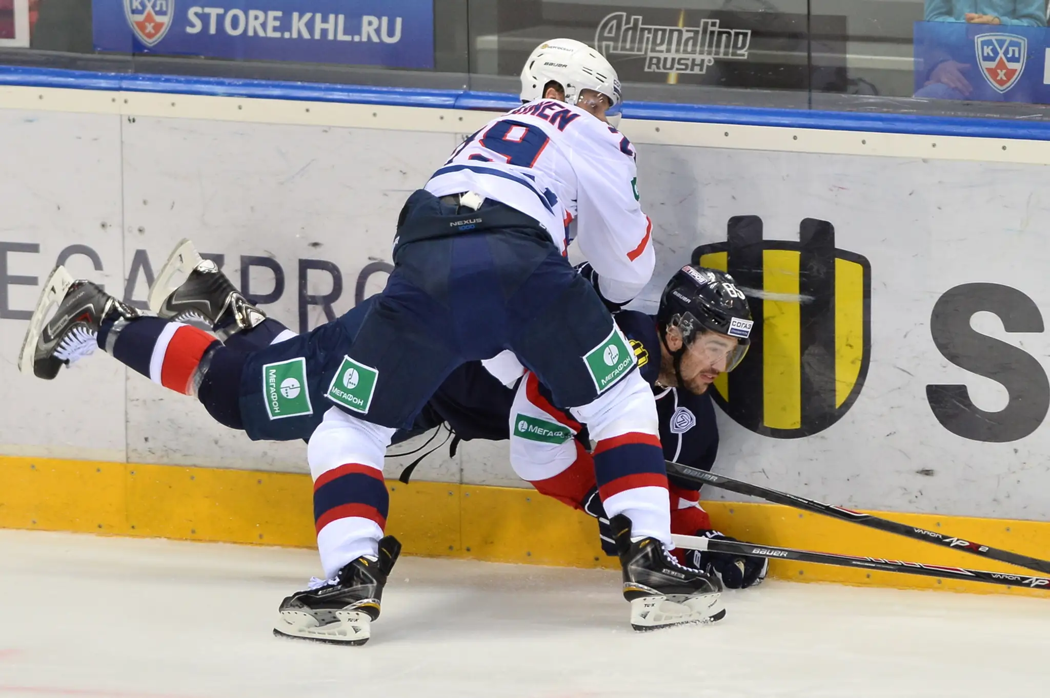 Matt Murlay (Slovan) a vpredu Nokelainen Petteri (Novgorod) v hokejovom stretnutí KHL HC Slovan Bratislava - Torpedo Nižnij Novg
