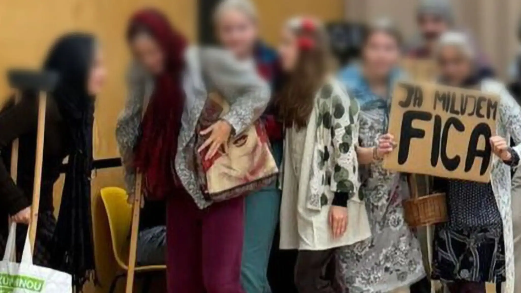 Študenti sa v rámci karnevalu prezliekli za seniorov. 