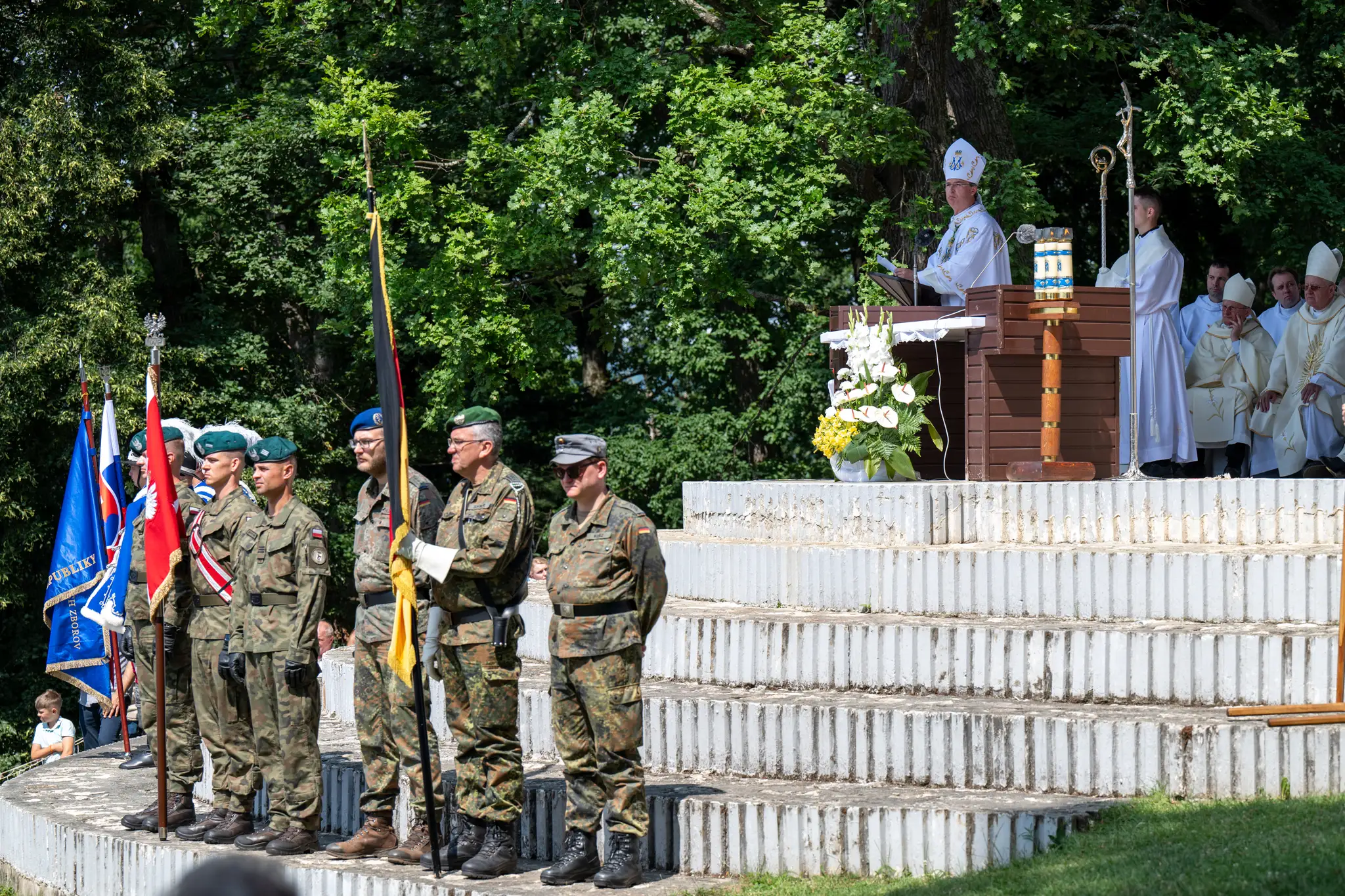 Na snímke v pozadí spišský diecézny biskup František Trstenský a popredí ozbrojené sily Poľska a Nemecka počas slávnostnej odpustovej svätej omše, ktorá je súčasťou Levočskej púte.