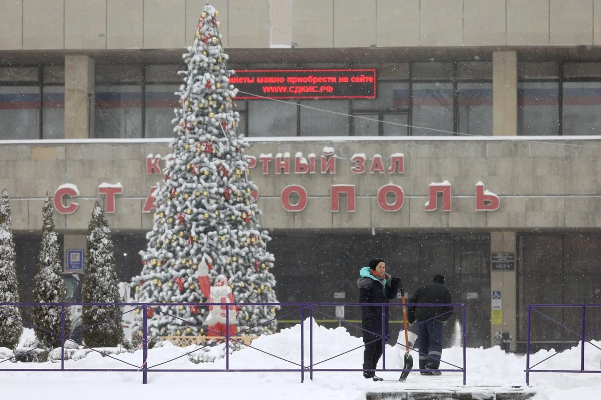 Obyvatelia Stavropola odpratávajú sneh po víchrici.