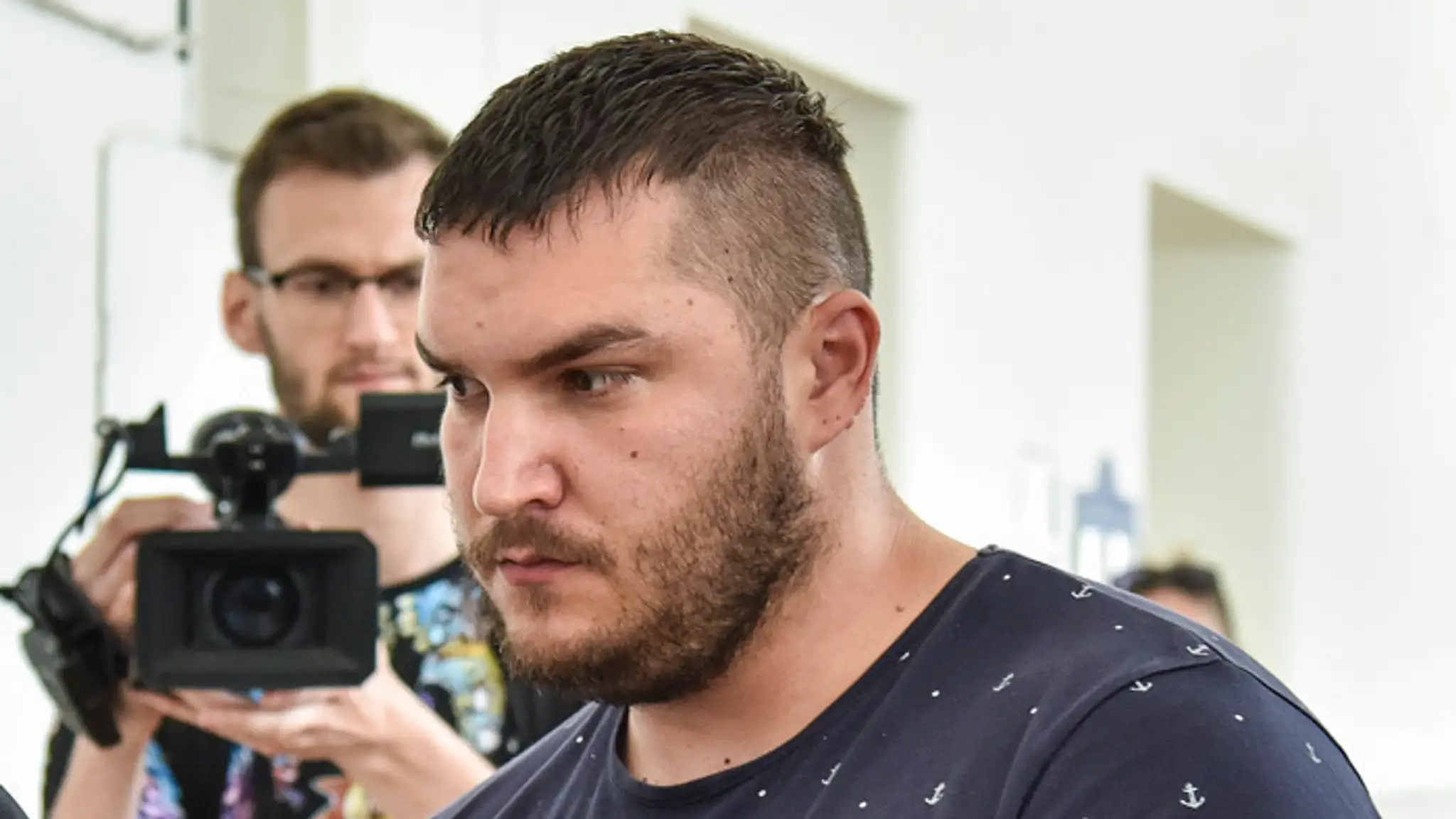 Na snímke obžalovaný Juraj H., ktorý dobil v centre Bratislavy Filipínca.