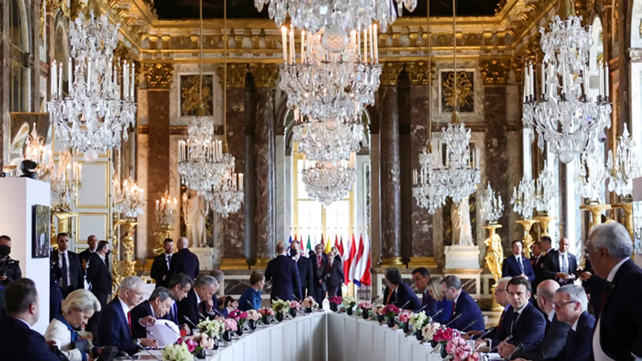 Európski lídri na neformálnom samite EÚ na zámku Versailles.