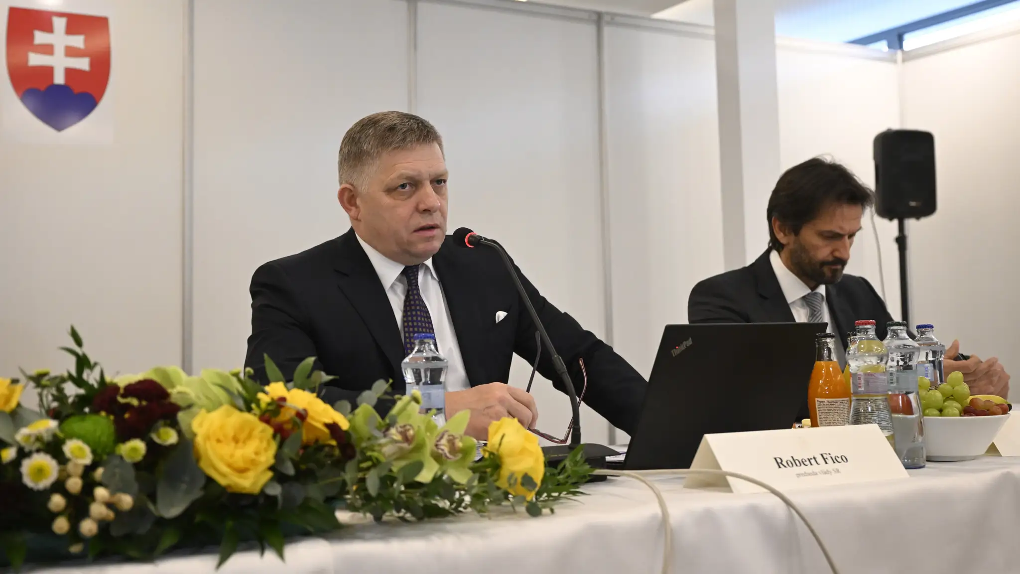 Premiér Robert Fico a minister obrany Robert Kaliňák počas výjazdového rokovania vlády.
