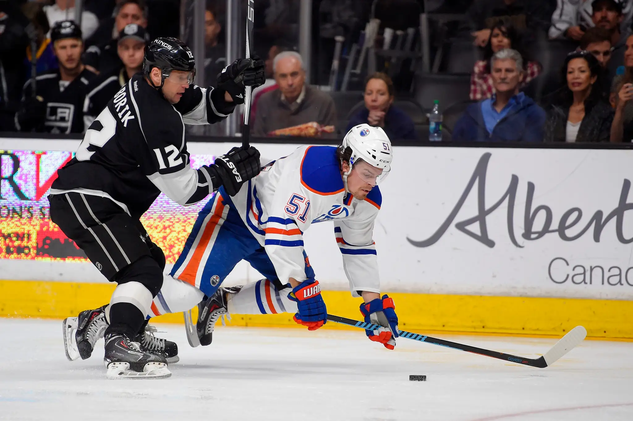 Marián Gáborík (LA Kings) bojuje o puk so Švédom Antonom Landerom (Edmonton).