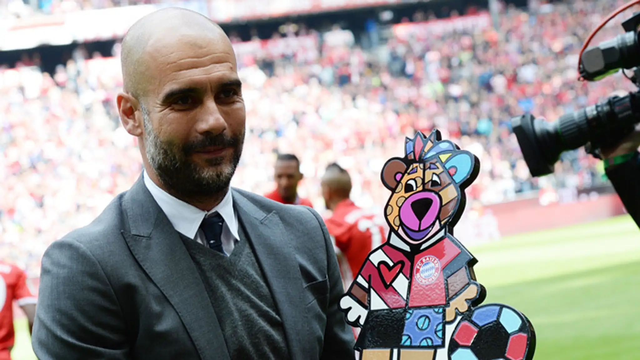 Pep Guardiola so suvenírom po poslednom zápase Bayernu Mníchov, kde pôsobil štyri roky.
