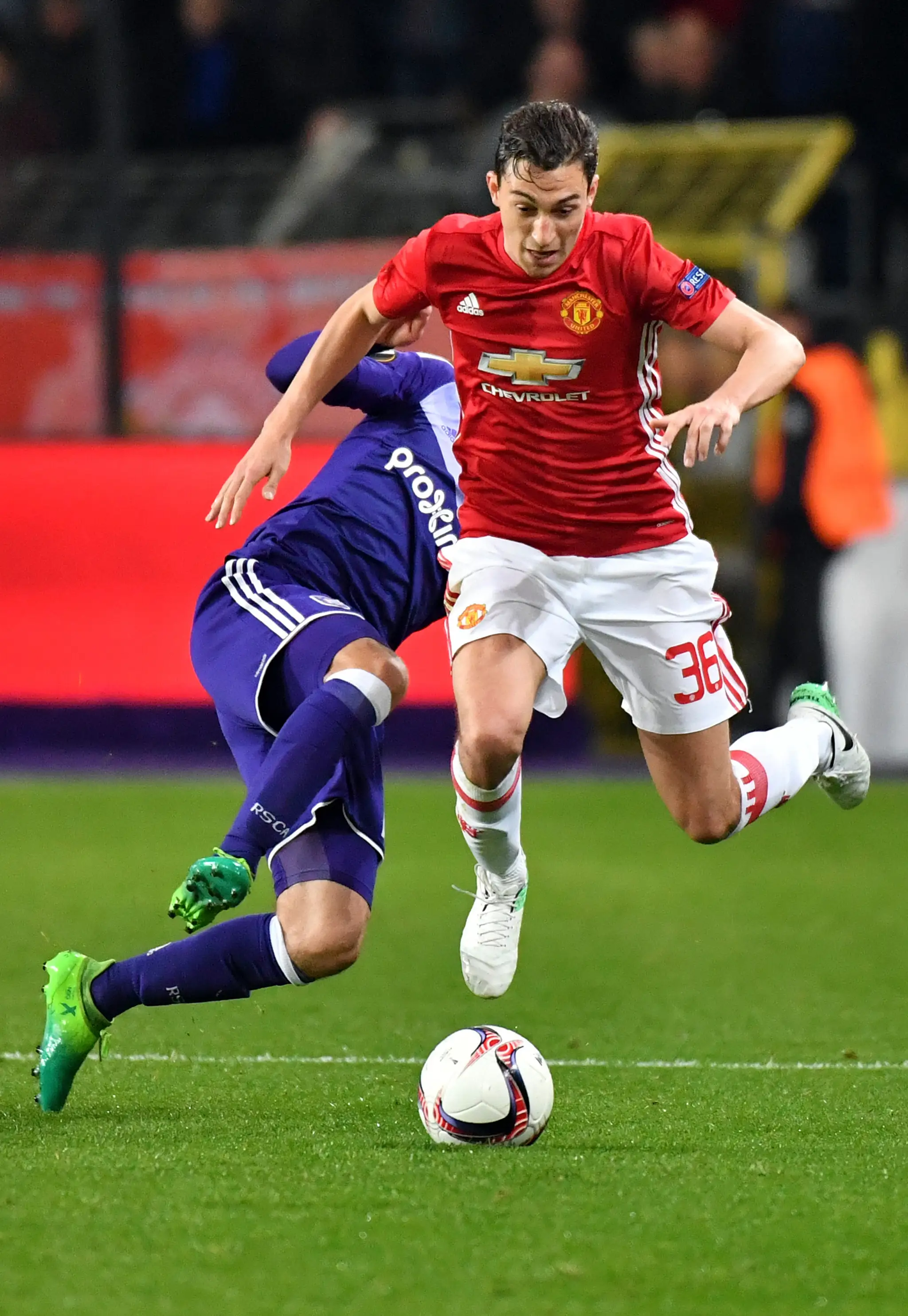 Matteo Darmian (vpravo) z ManUtd sa snaží uniknúť Massimovi Brunovi z Anderlechtu vo štvrťfinále EL.