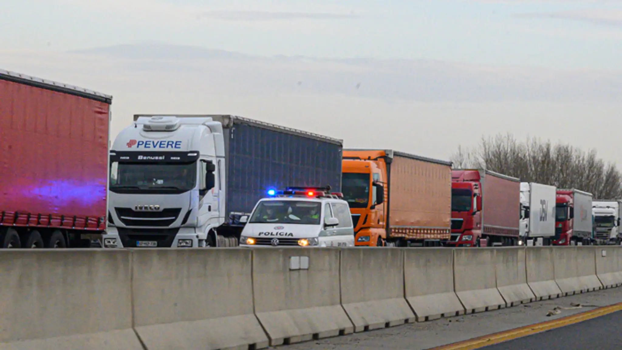 Stojace kamióny a polícia na diaľnici D1 v smere od Trnavy do Bratislavy.